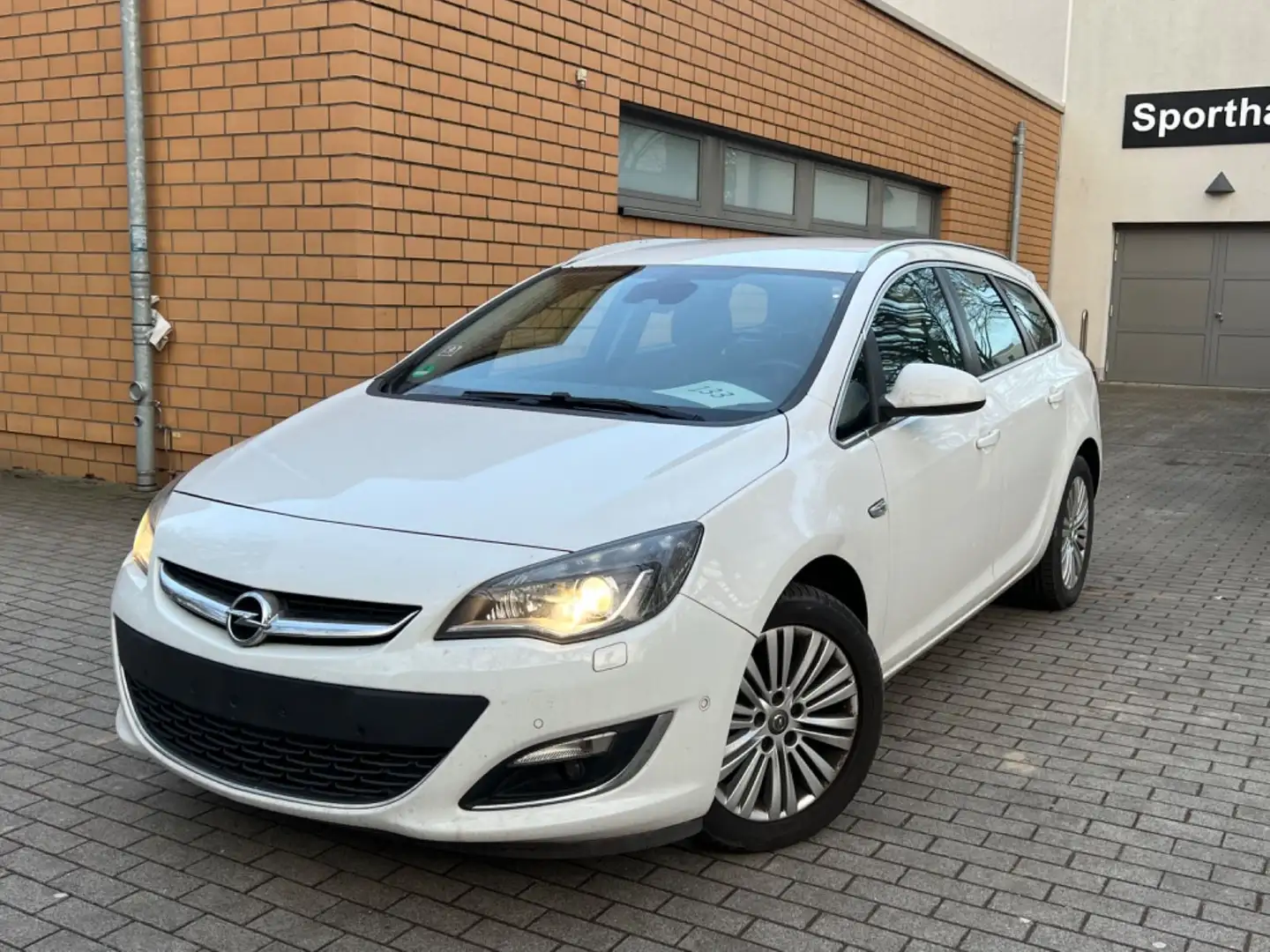 Opel Astra J Sports Tourer Exklusiv/XENON/NAVI/R-KAME Weiß - 1