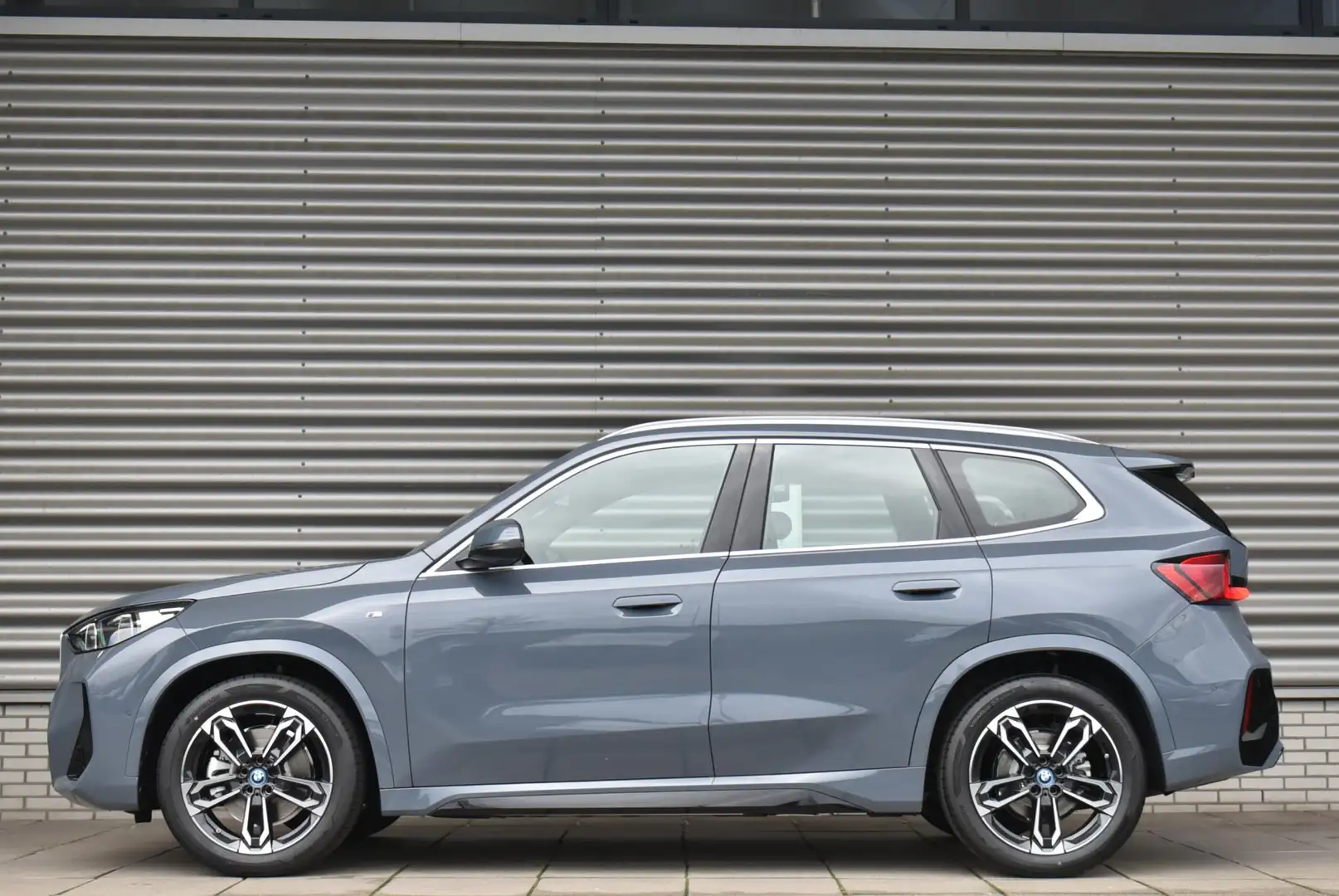 BMW iX1 xDrive30 Launch Edition 67 kWh | M Sportpakket | E Grijs - 2