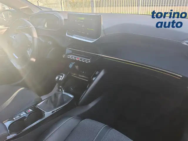 Peugeot 208 view 4