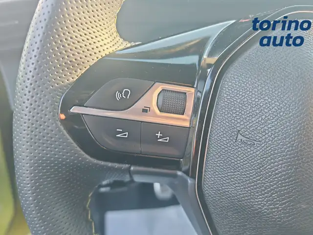 Peugeot 208 view 11