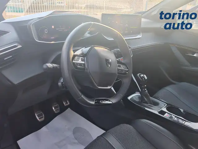 Peugeot 208 view 5