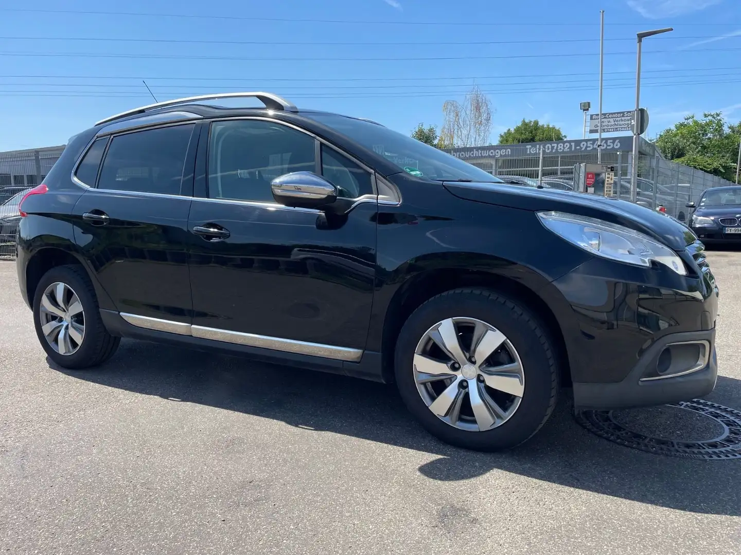 Peugeot 2008 Allure Automatik Panorama Navi Automatik Schwarz - 2