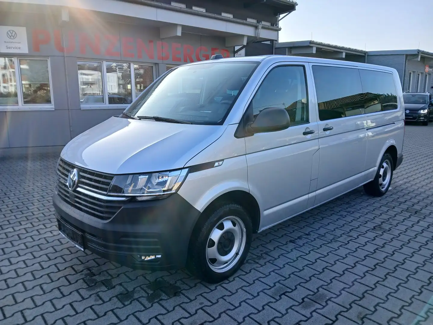 Volkswagen T6.1 Transporter Kombi LR TDI 4MOTION Silber - 1