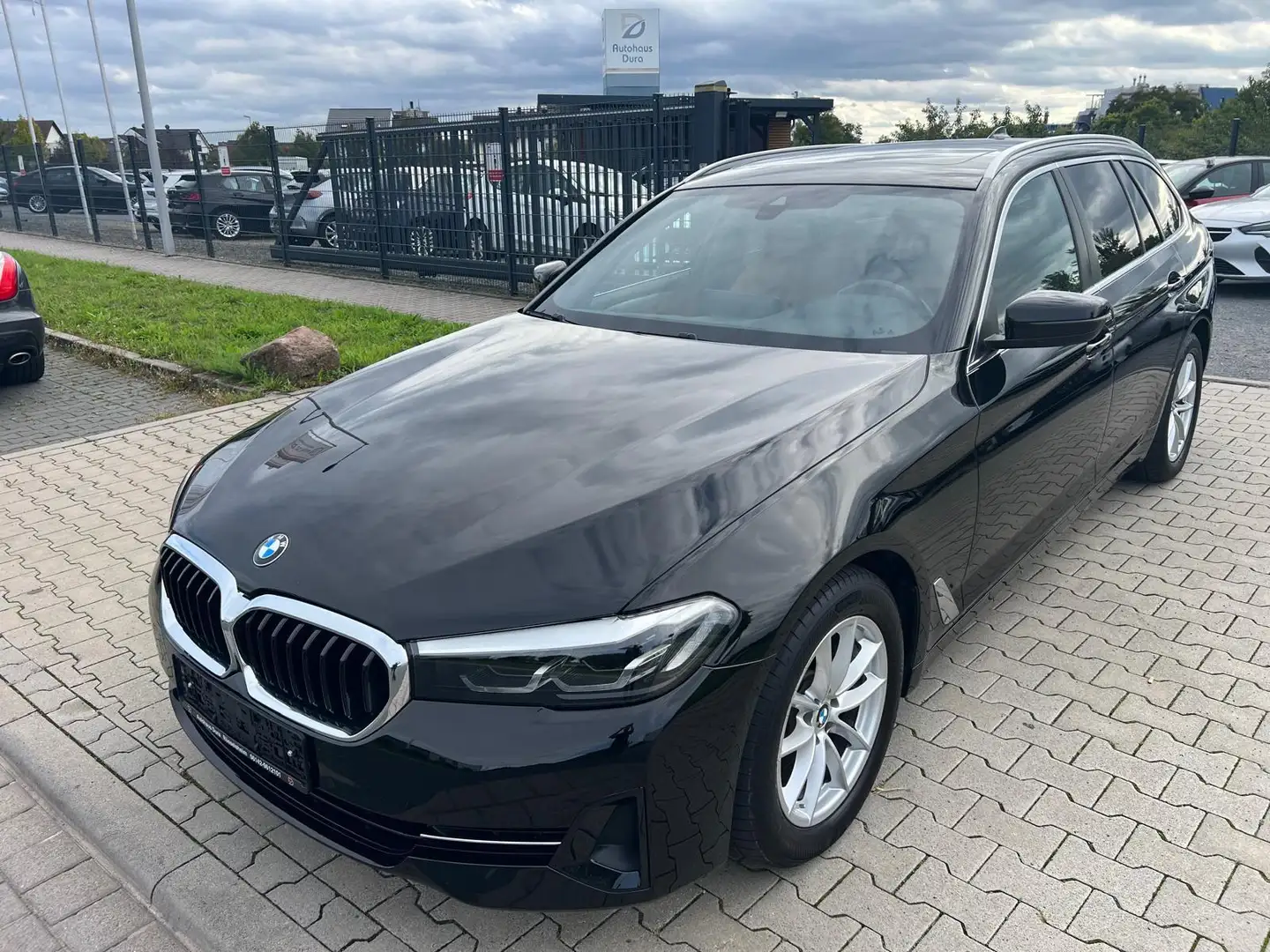 BMW 520 520i Touring Aut. Navi+Led+Pano+Kamera+Ahk Zwart - 2