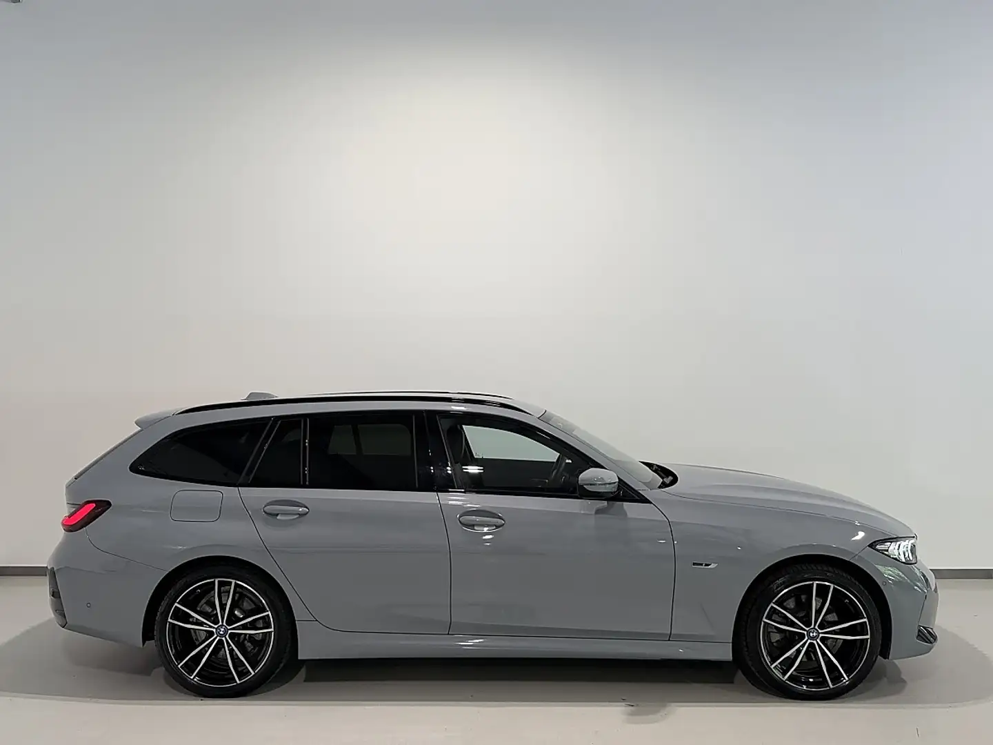 BMW 330 e xDrive G21 LCI Aut/M-Sport/HEAD-UP/AHK/ACC/Ka... Grau - 2