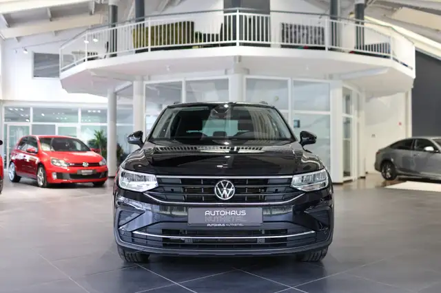 Volkswagen Tiguan view 2