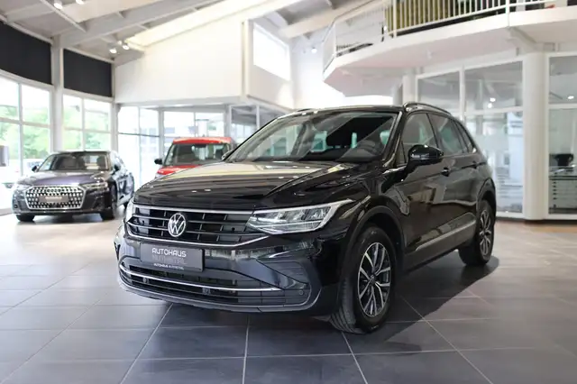 Volkswagen Tiguan view 3