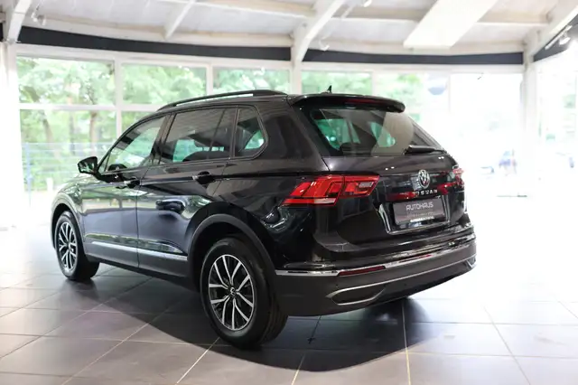 Volkswagen Tiguan view 4