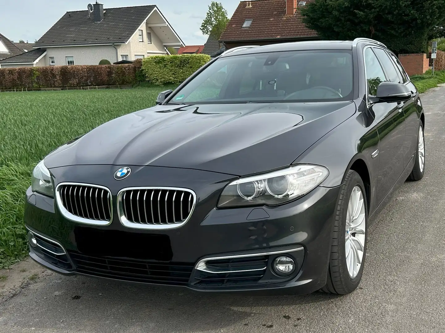 BMW 520 Turbodiesel, xDrive Touring Luxury Line, AHK, PAN Šedá - 1