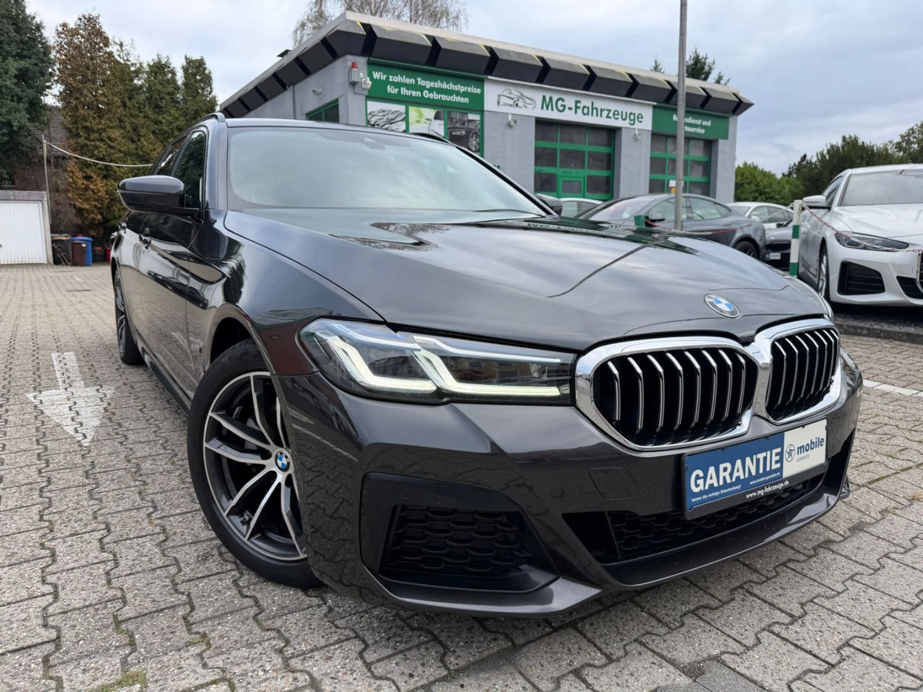 BMW 520 d Touring M SPORT LASER HUD KAMERA AHK LEDER