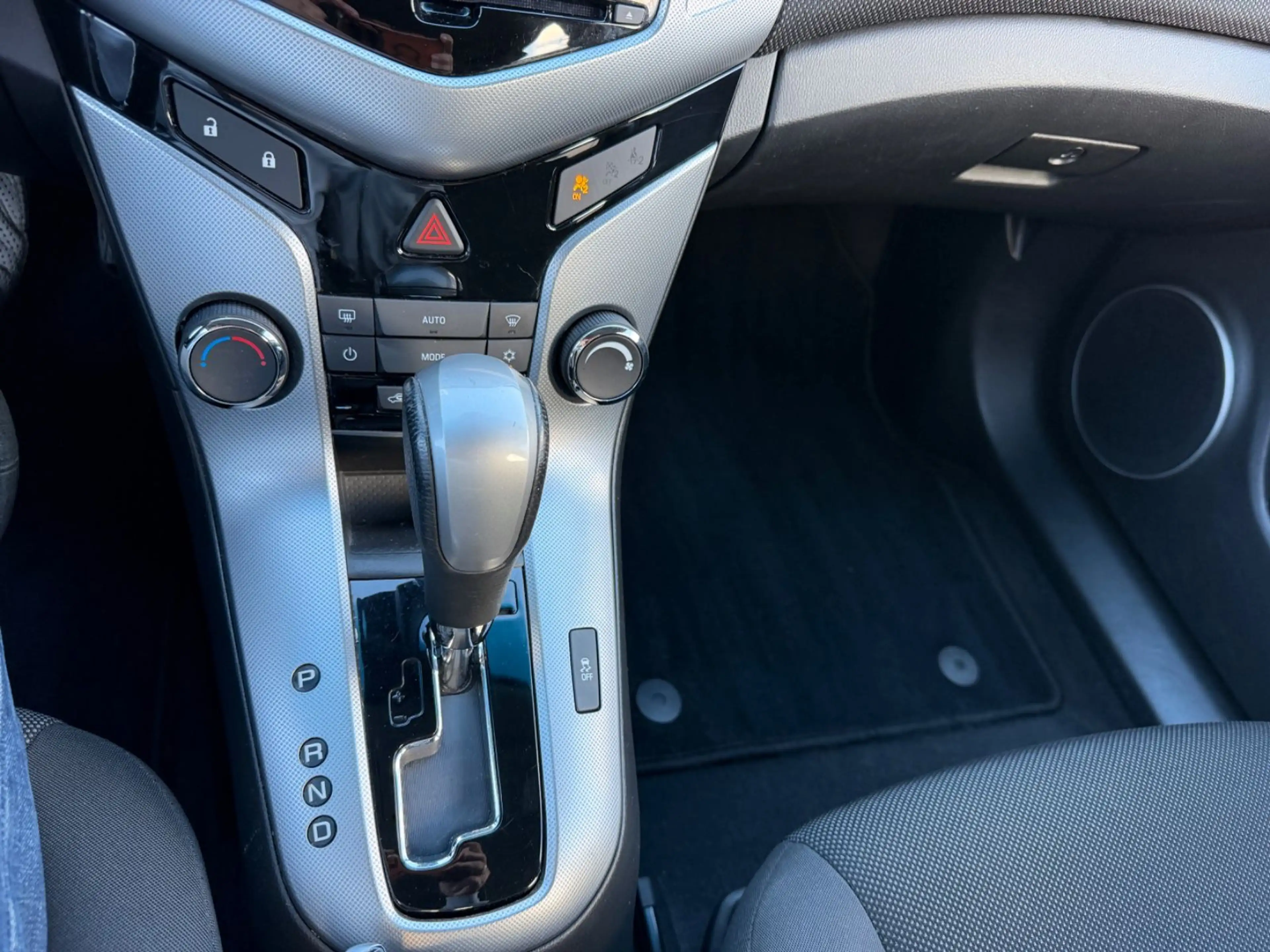 Chevrolet Cruze Hatchback LTZ 1.8 AT*Klima*RFW*GRA — photo 19