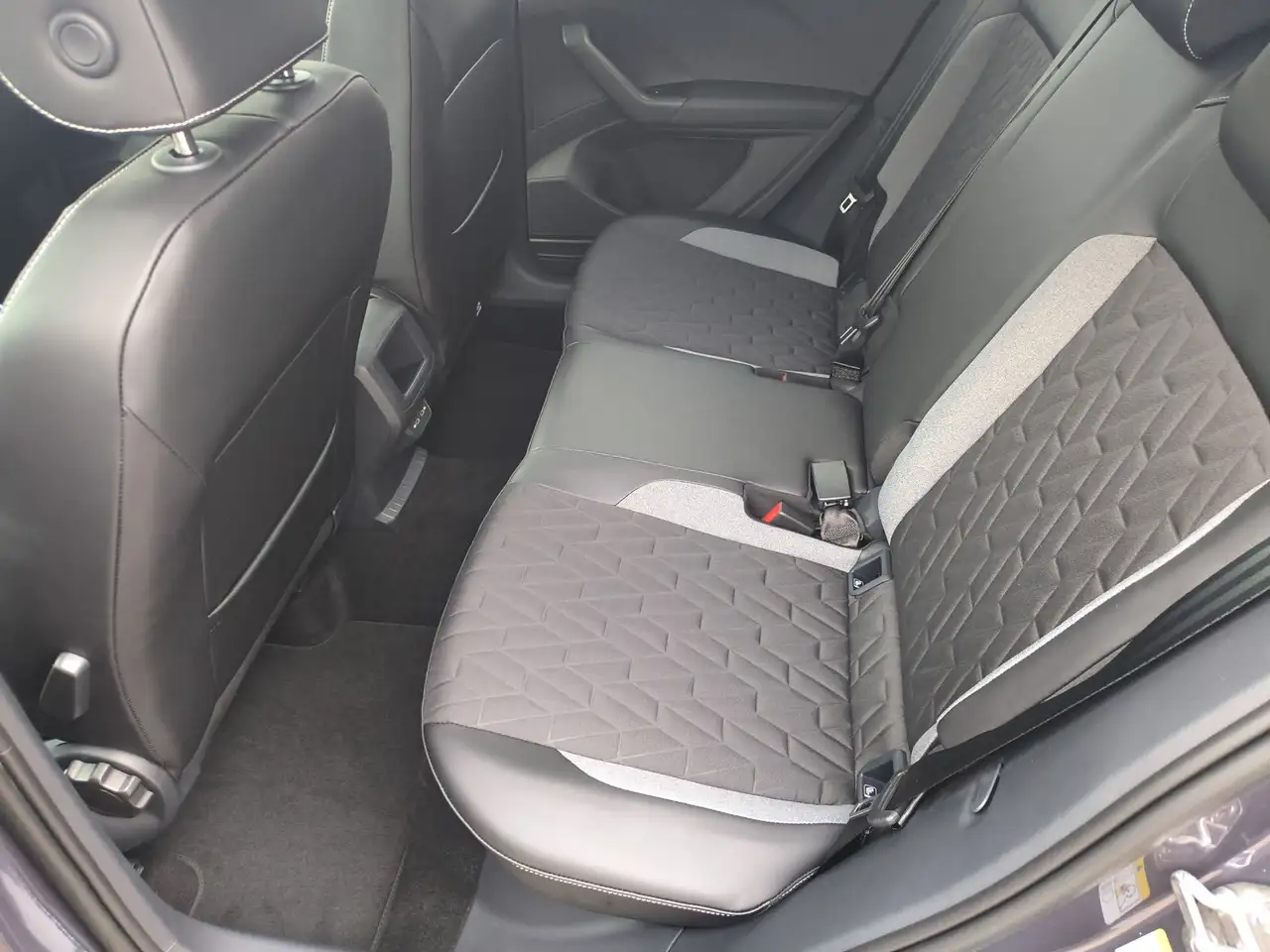 Volkswagen T-Cross Enegy 1.0 l TSI OPF DSG AHK 13