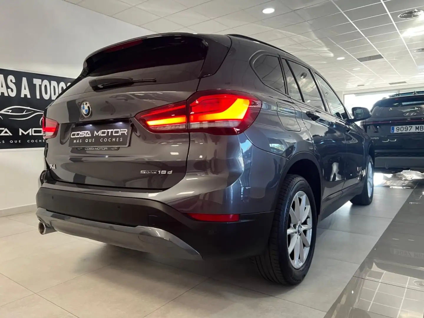 BMW X1 sDrive 16dA Business Gris - 2