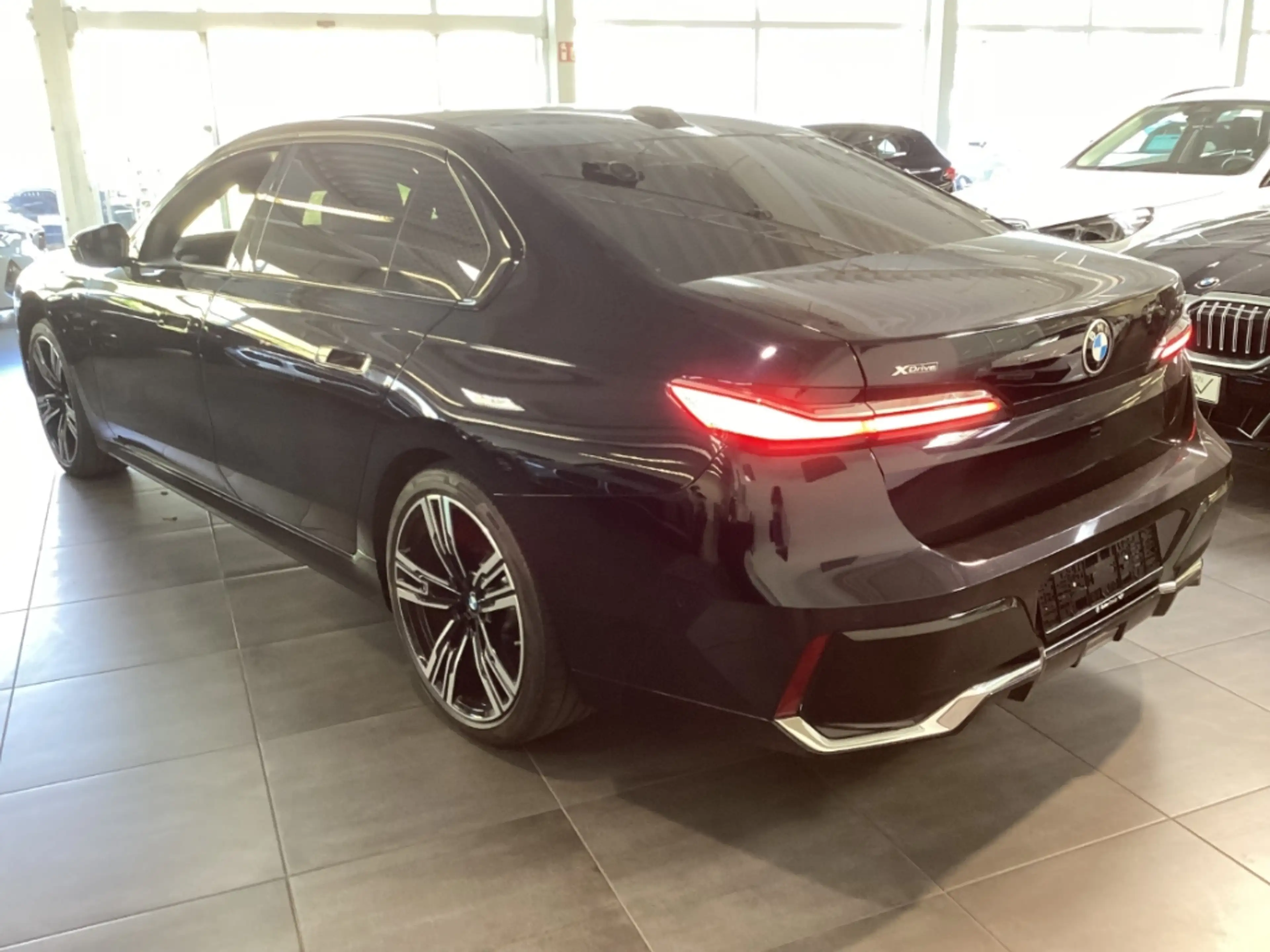 BMW 740 d xDrive M Sport 21'' PanoSky IconGl AHK StHzg Kli — photo 4