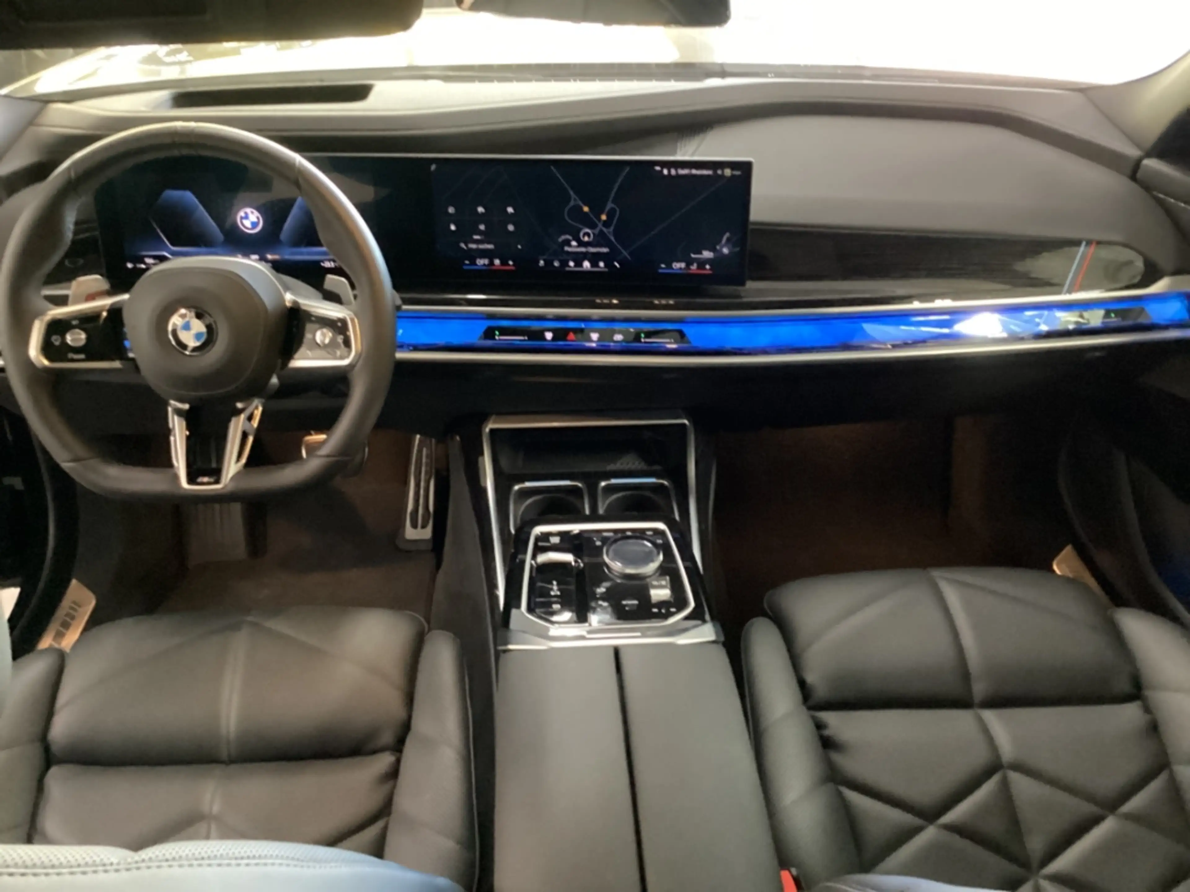 BMW 740 d xDrive M Sport 21'' PanoSky IconGl AHK StHzg Kli — photo 14