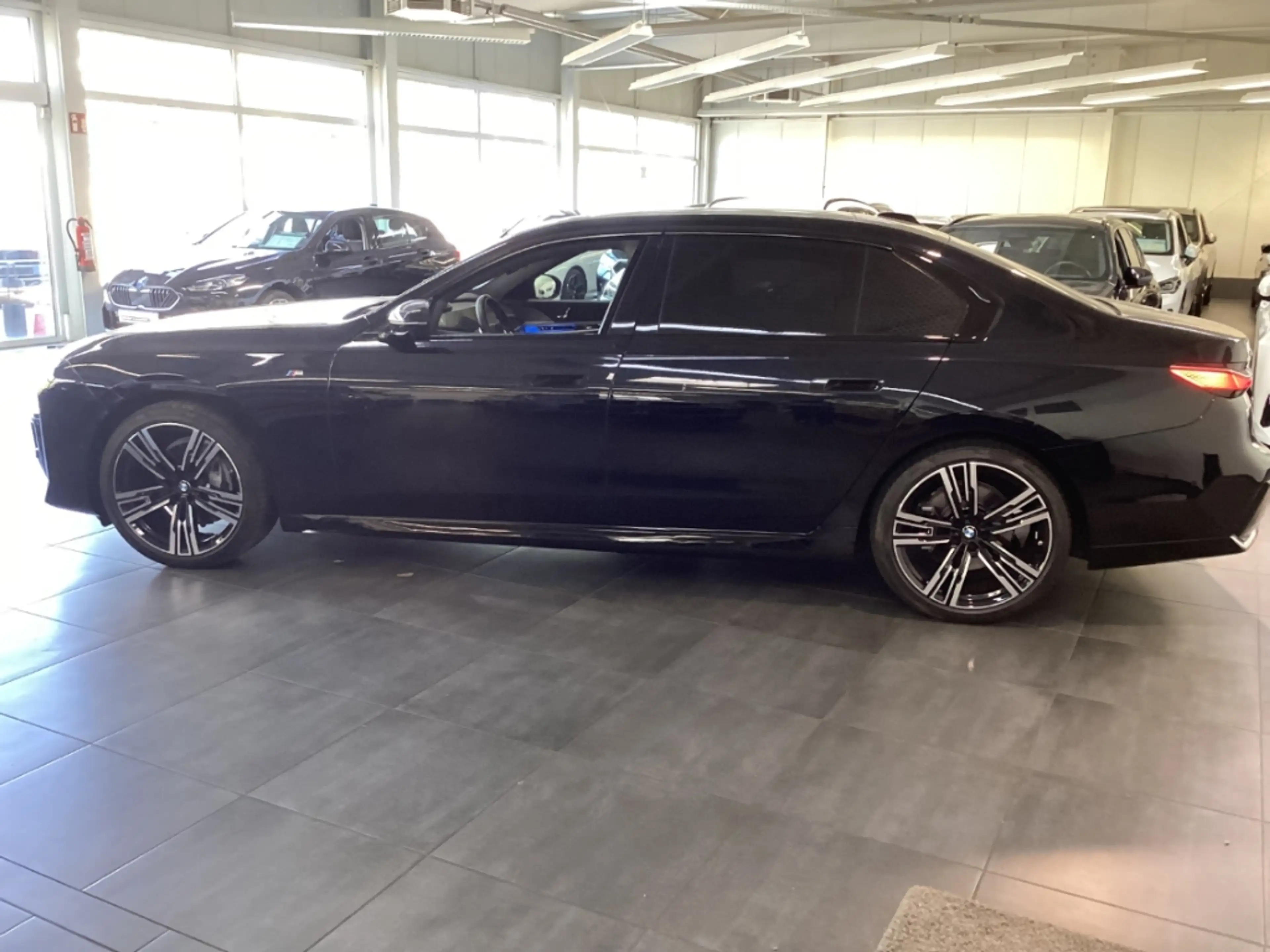 BMW 740 d xDrive M Sport 21'' PanoSky IconGl AHK StHzg Kli — photo 3