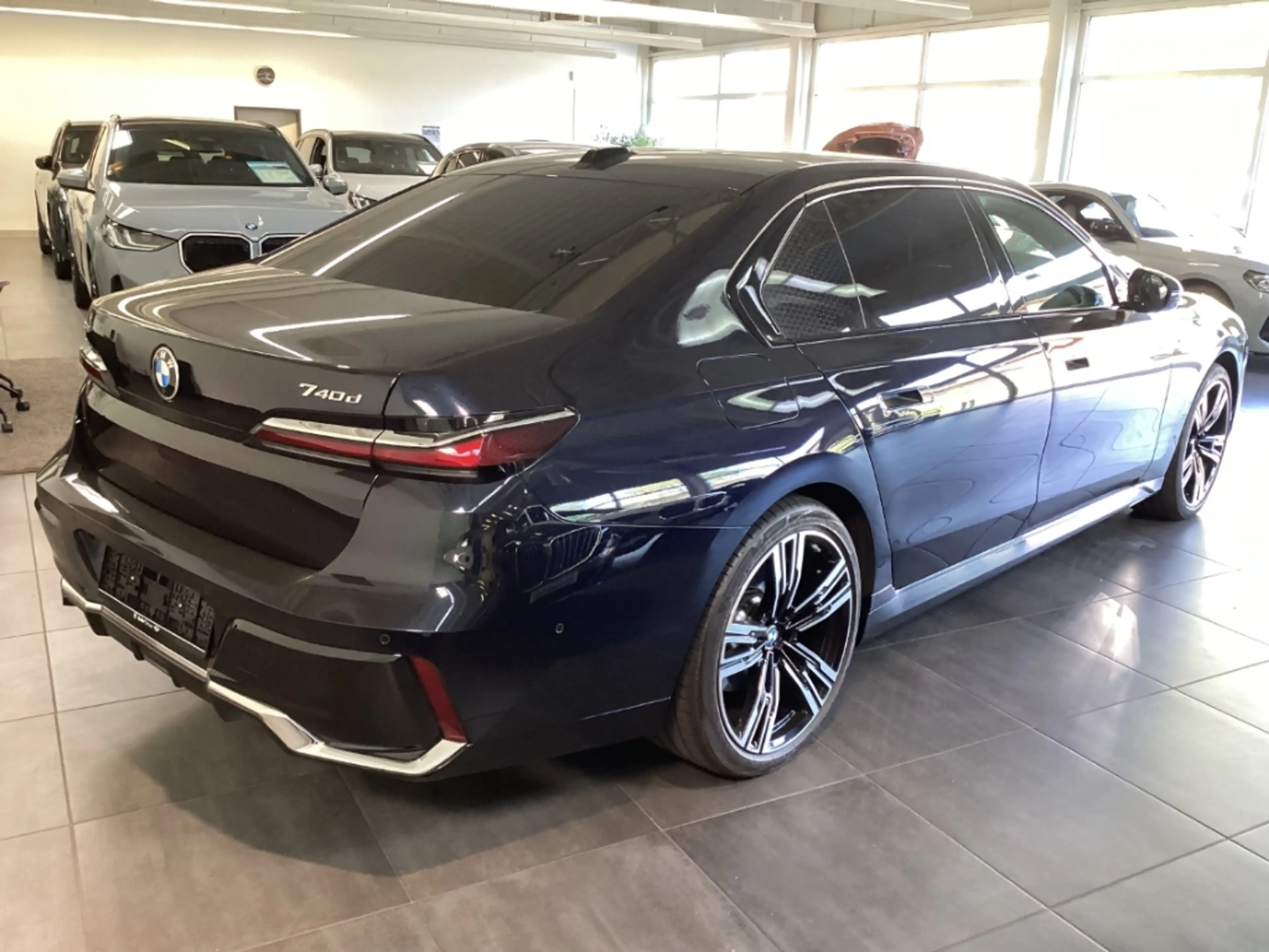 BMW 740 d xDrive M Sport 21'' PanoSky IconGl AHK StHzg Kli — photo 7