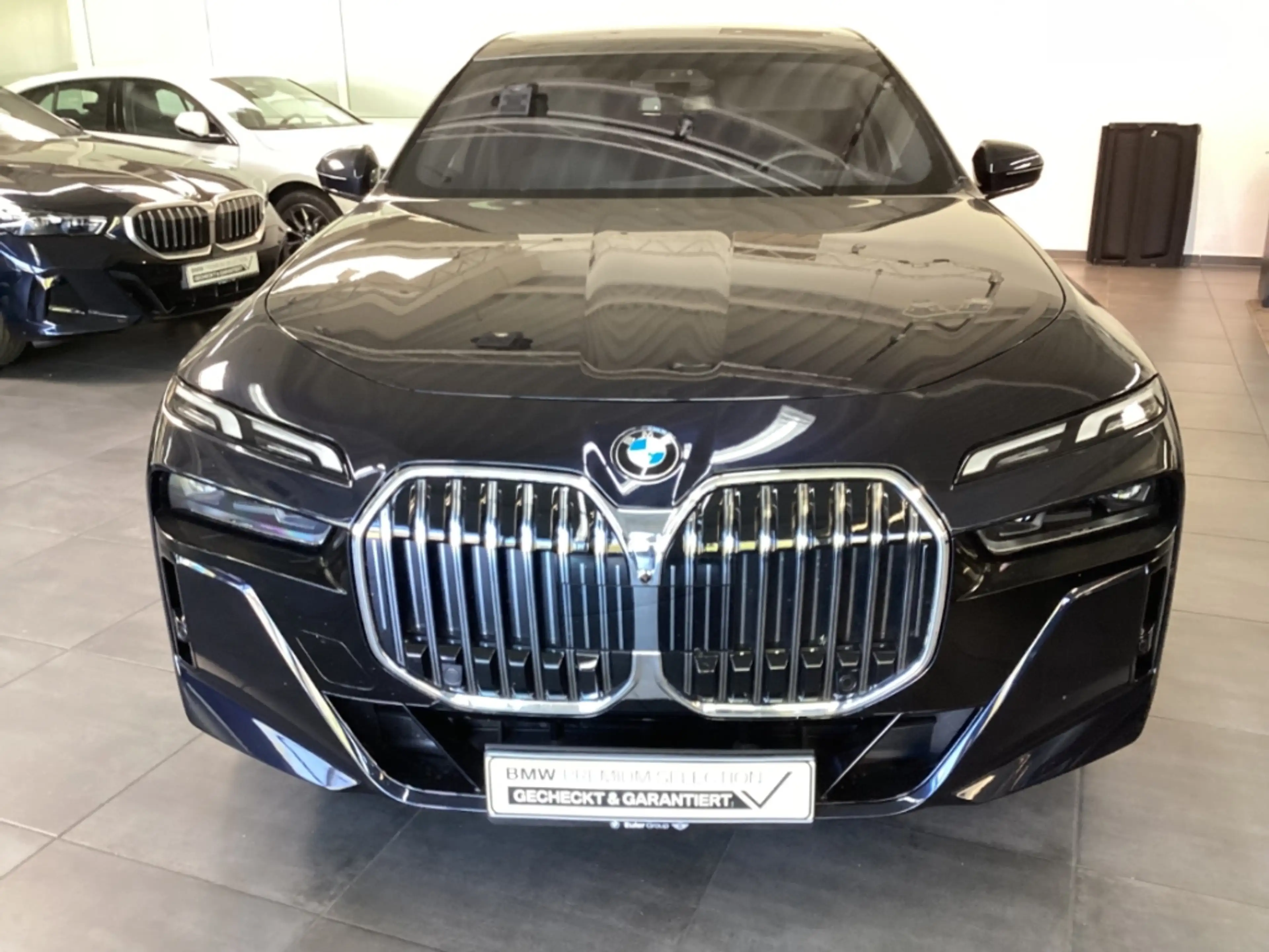 BMW 740 d xDrive M Sport 21'' PanoSky IconGl AHK StHzg Kli — photo 9
