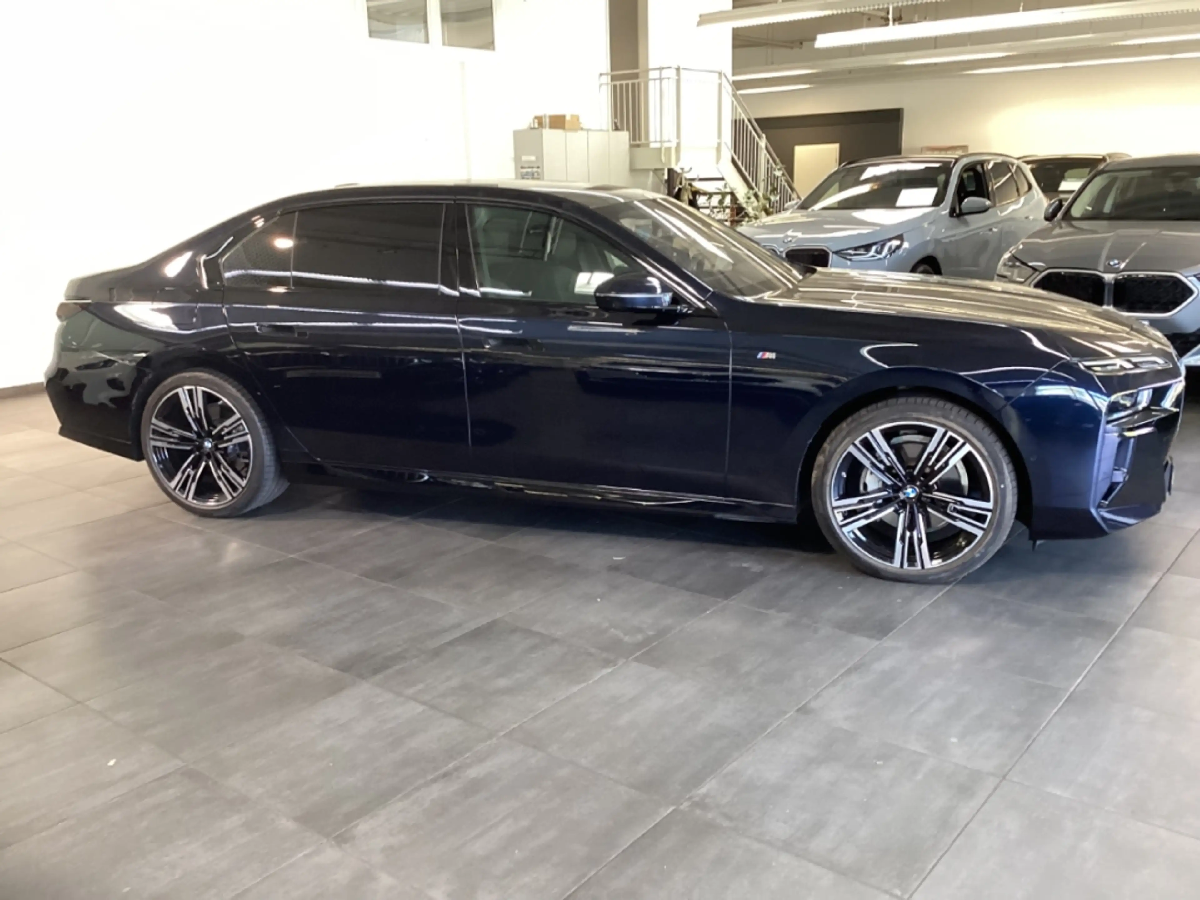 BMW 740 d xDrive M Sport 21'' PanoSky IconGl AHK StHzg Kli — photo 8