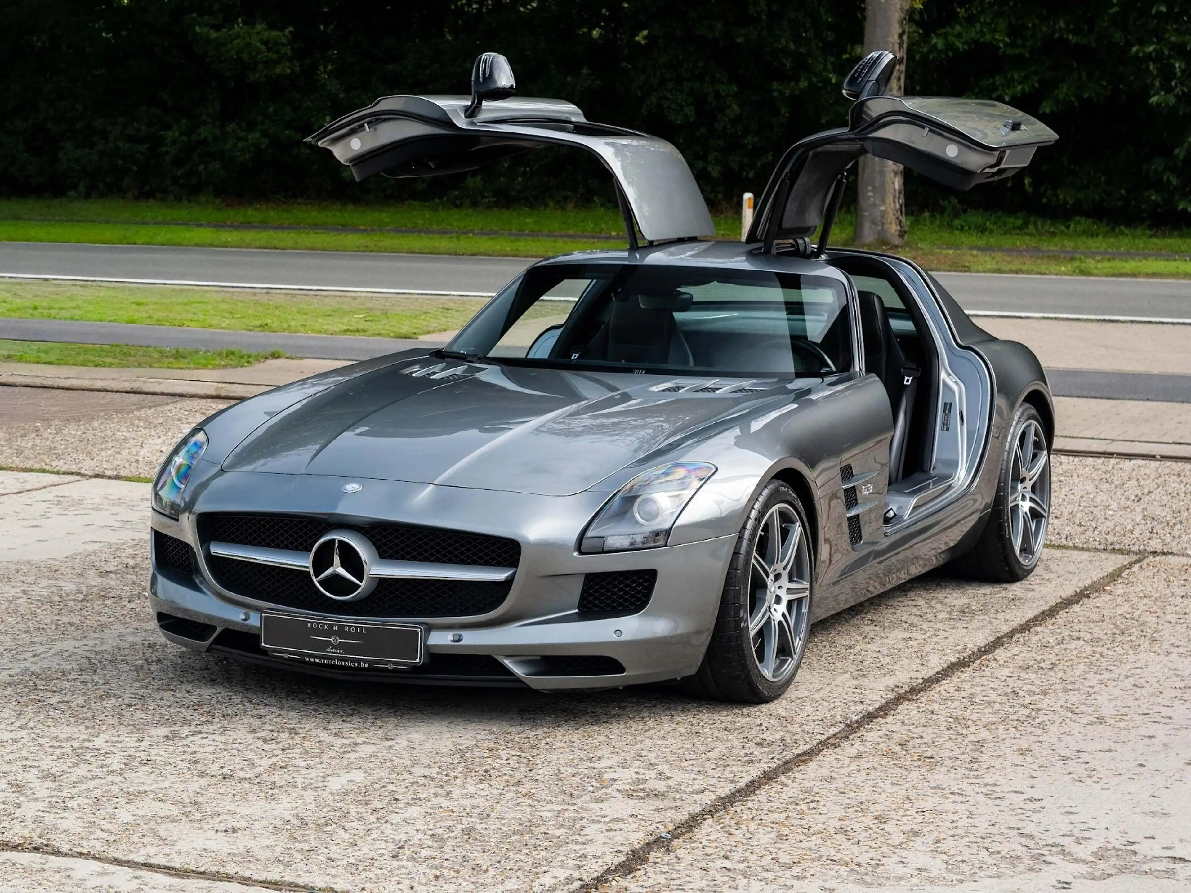 Mercedes-Benz SLS SLS AMG | Rare MANUFAKTUR Himalaya Mid Grey Metallic paintwork — photo 13