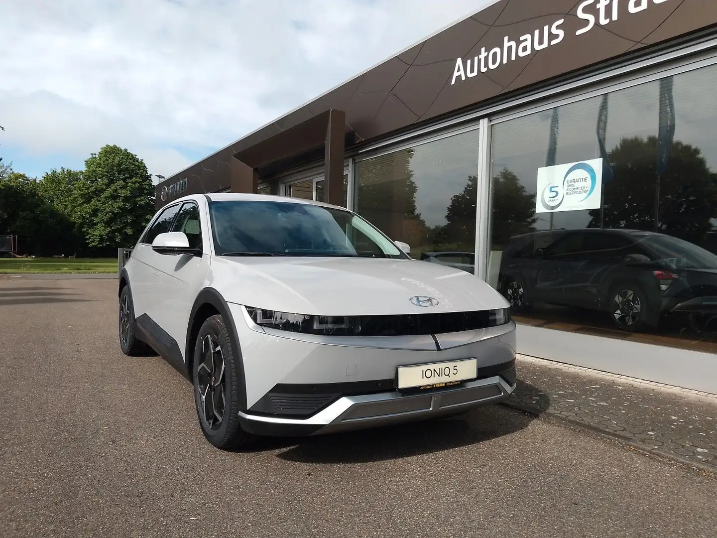 Hyundai IONIQ 5 Techniq Assistenzpaket Elektro 4WD Grijs - 2