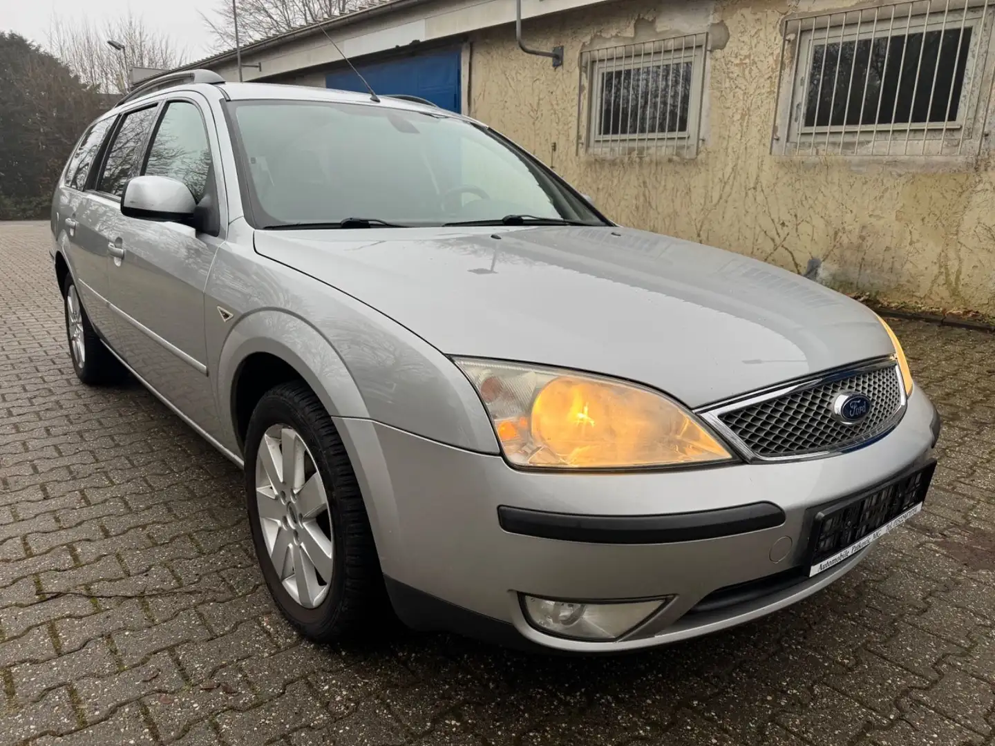 Ford Mondeo 2.0TDCi 96 kW Ambiente 5-tronic Silber - 2