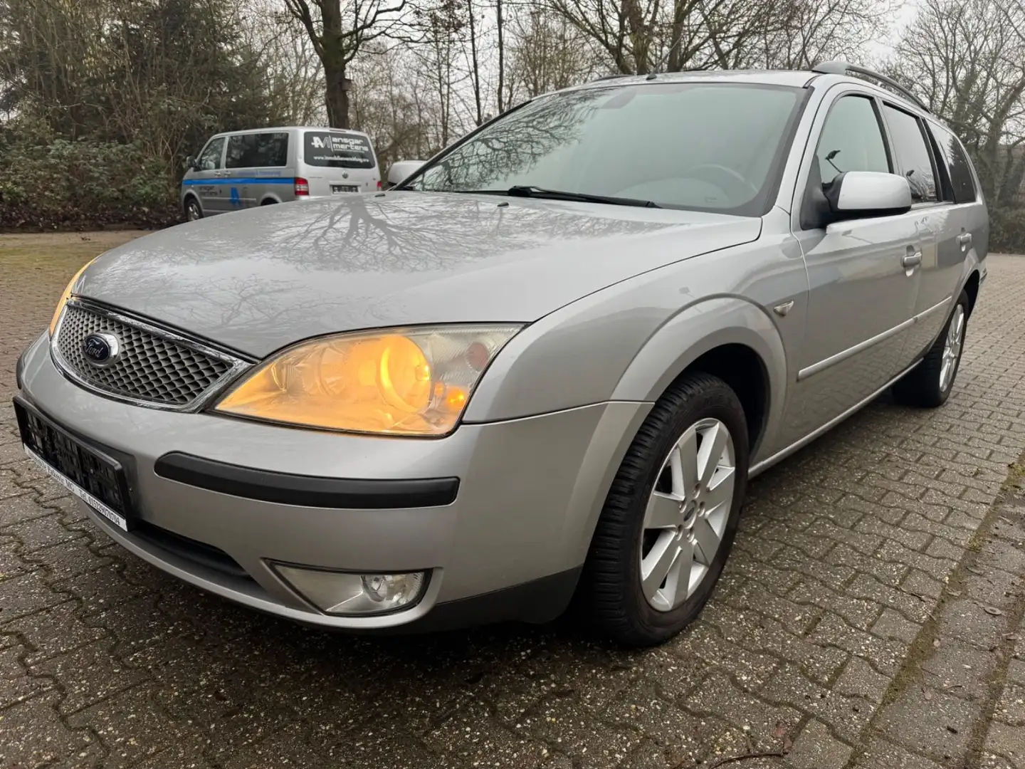 Ford Mondeo 2.0TDCi 96 kW Ambiente 5-tronic Silber - 1