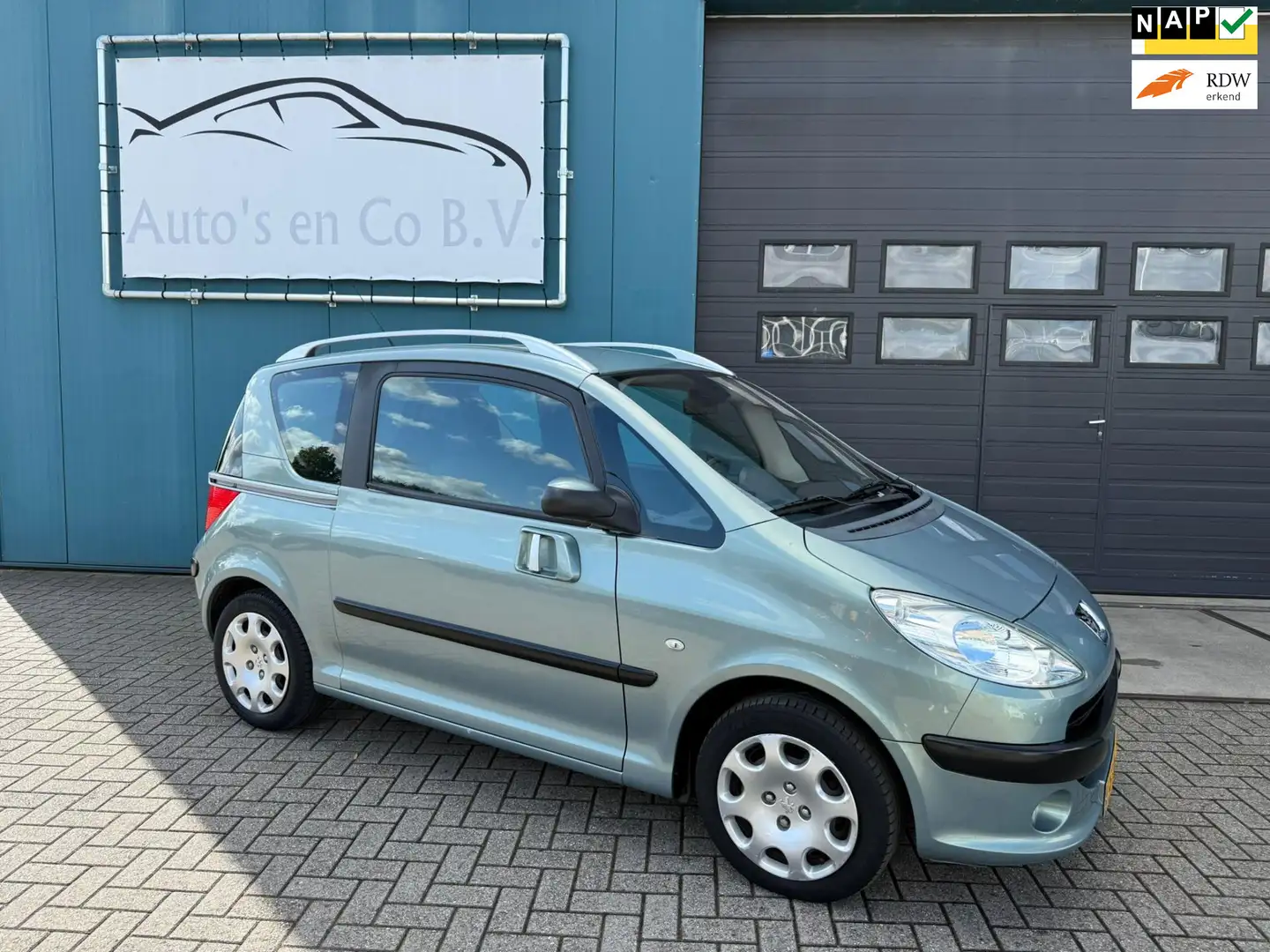 Peugeot 1007 1.6-16V Gentry Automaat Clima Pdc Trekhaak NL Auto Grijs - 1