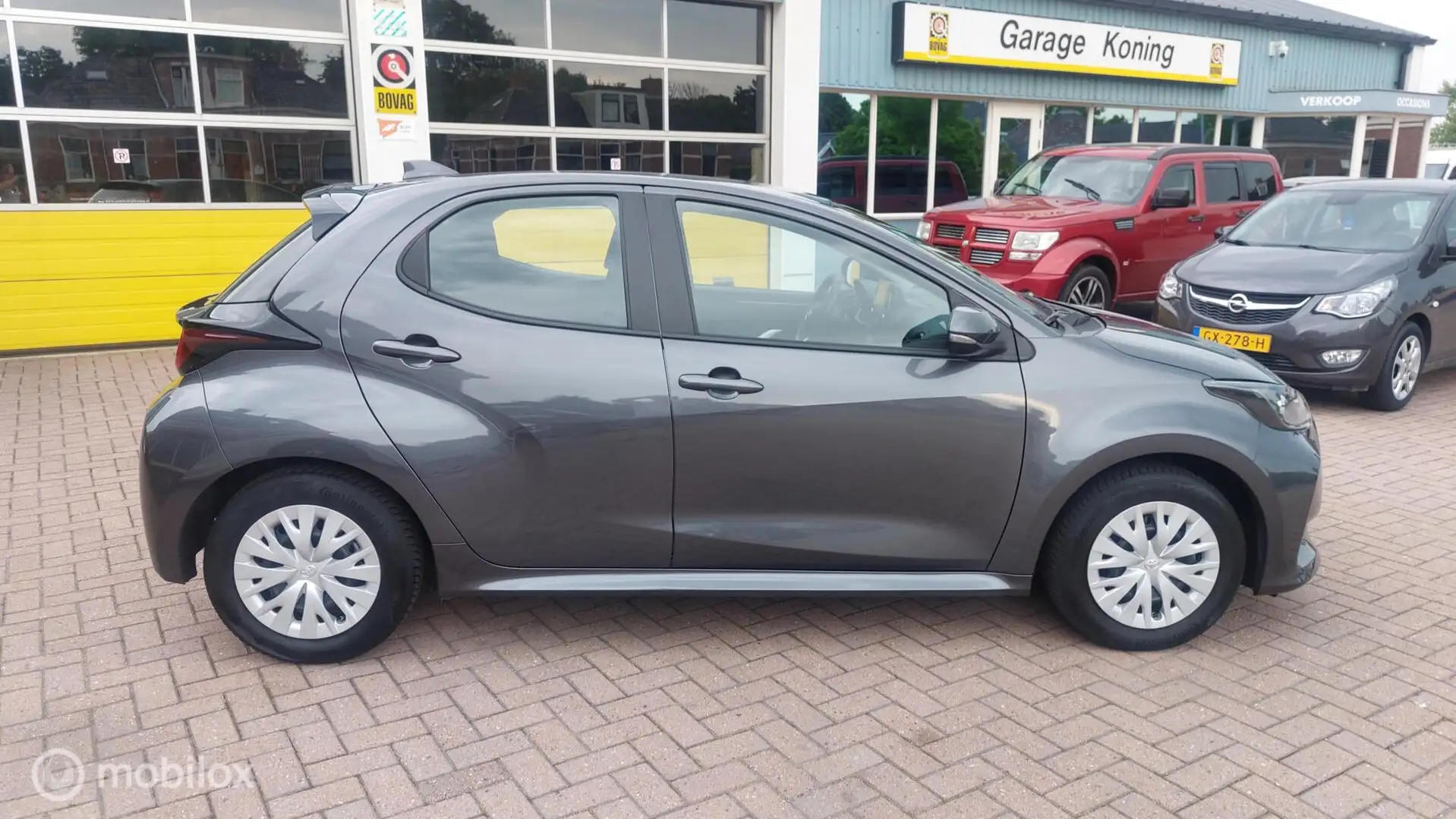 Toyota Yaris 1.5 Hybrid Active Grijs - 2