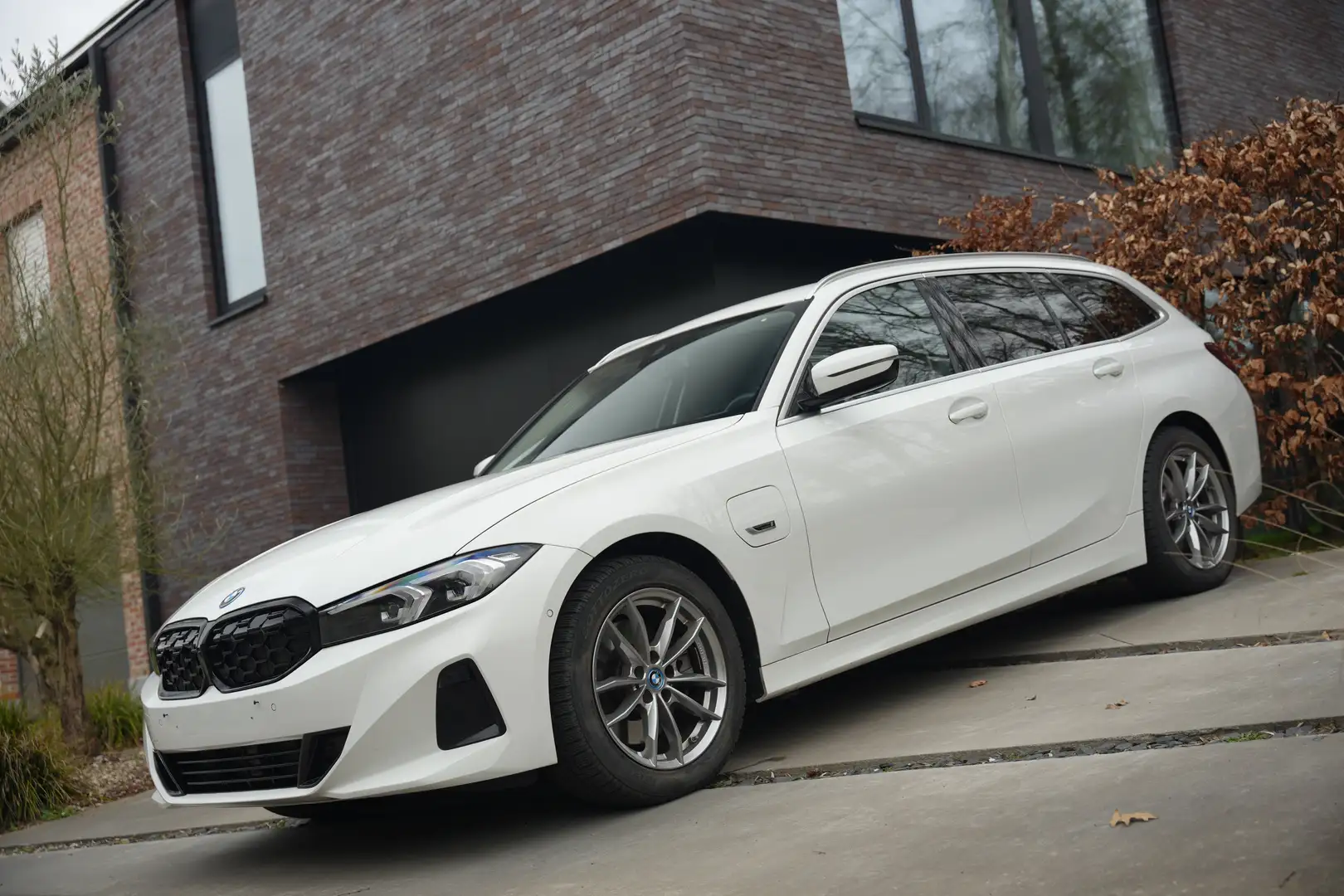 BMW 320 eA Touring LCI LED Cam/Zetelvw/CarPlay/Trekhaak Weiß - 1