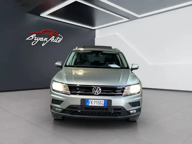 Volkswagen Tiguan view 2