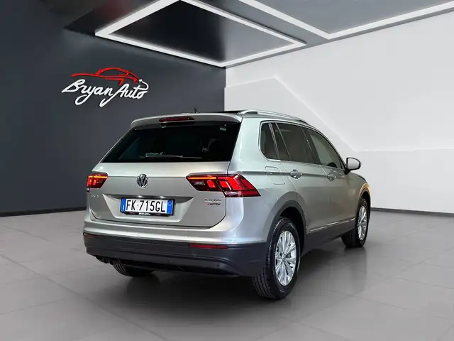 Volkswagen Tiguan view 4