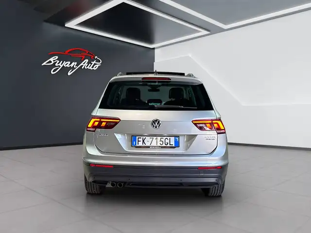 Volkswagen Tiguan view 3