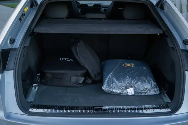 Lamborghini Urus view 6