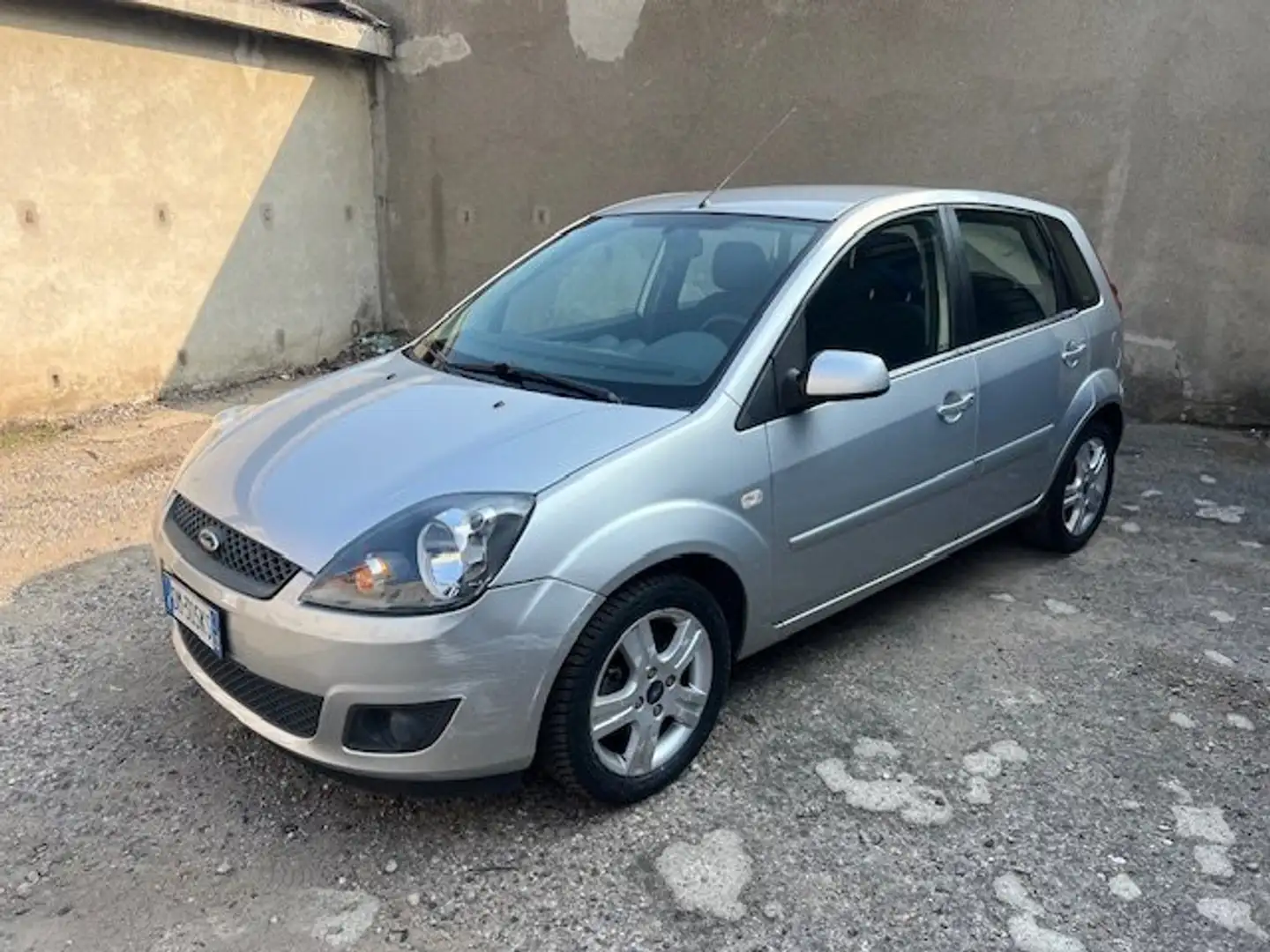 Ford Fiesta Fiesta V 2006 5p 1.2 Plus Gris - 1