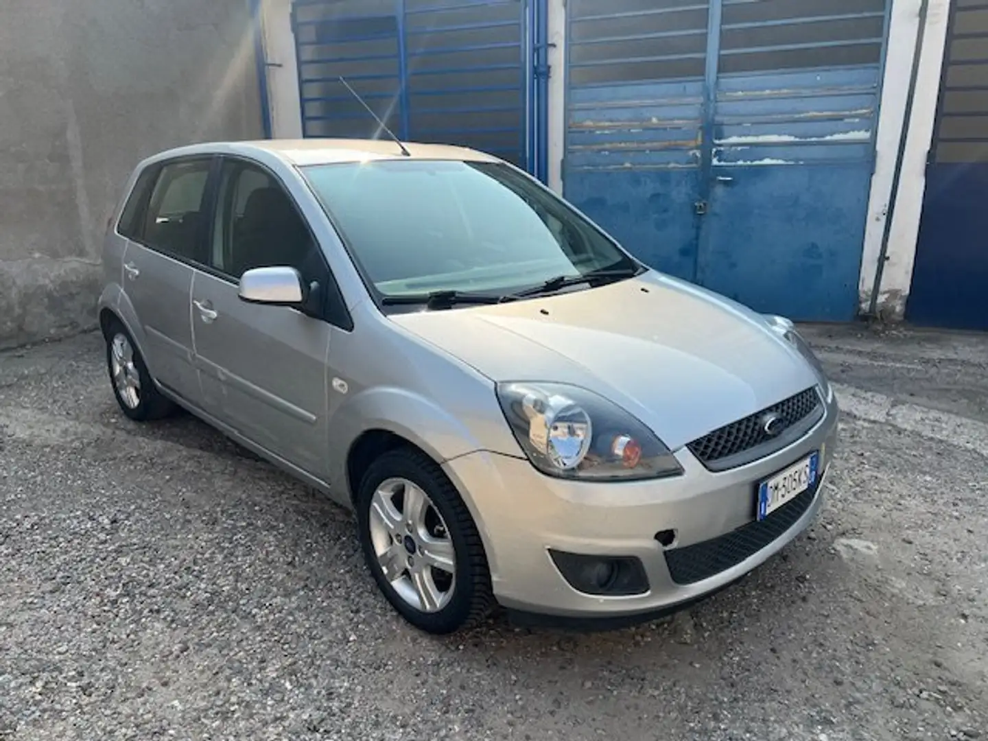 Ford Fiesta Fiesta V 2006 5p 1.2 Plus Gris - 2