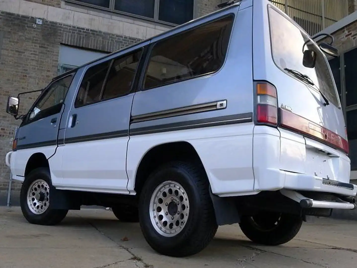 Mitsubishi Delica - 2