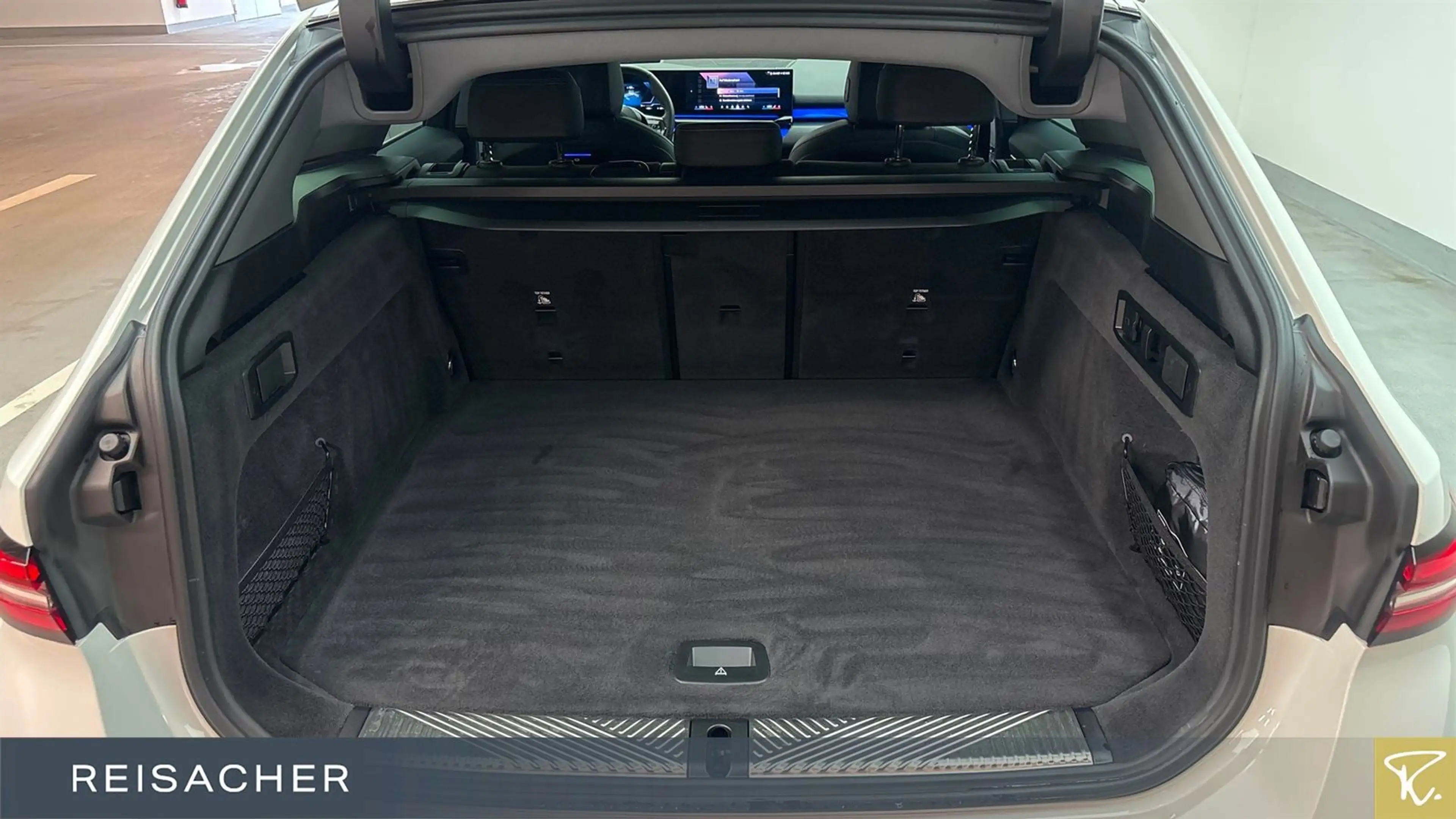 BMW i5 eDrive40 AHK,LCProf,H&K,DrAProf,ParkAs+,Iconi — photo 10