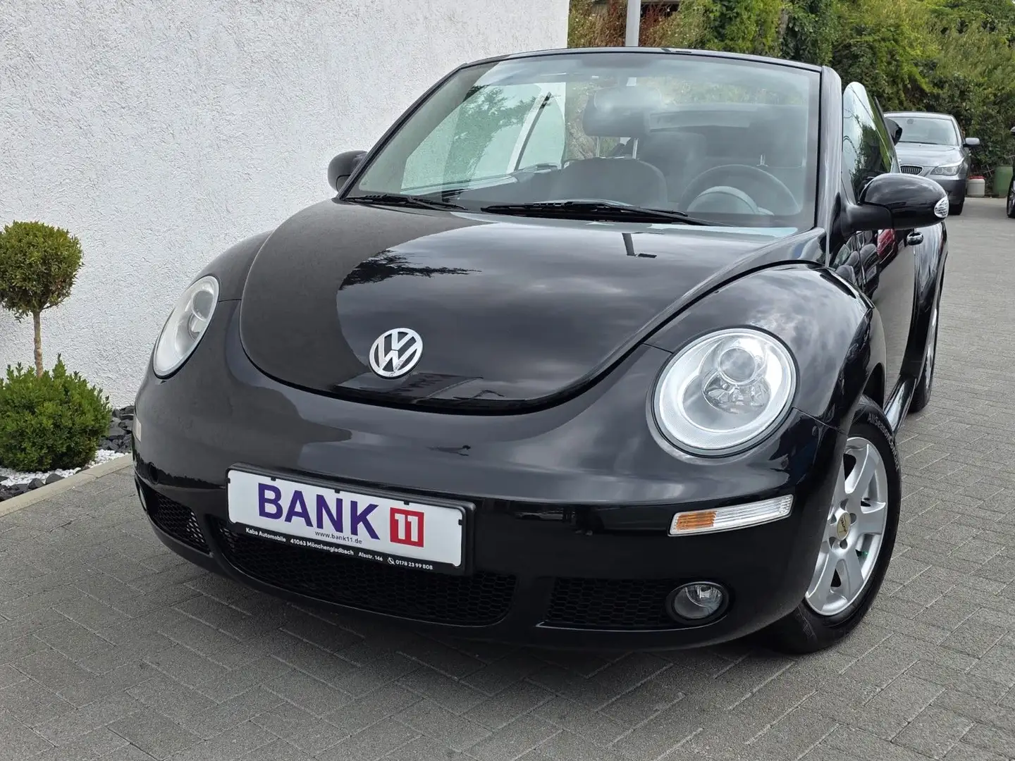 Volkswagen New Beetle Cabriolet 1.4 Чорний - 1