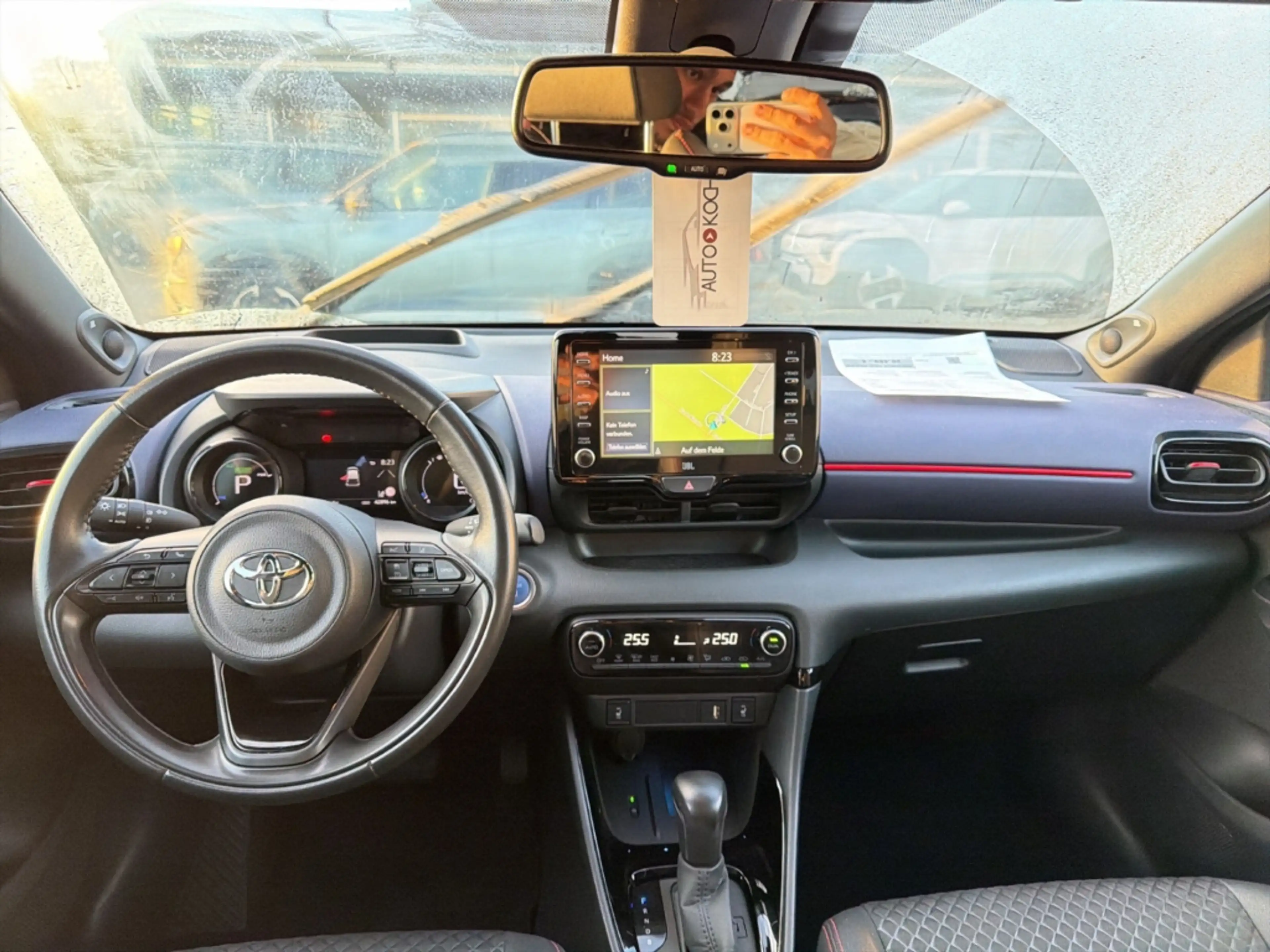 Toyota Yaris Hybrid Tokyo Pop-Out HUD Navi Digitales Cockpit So — photo 12