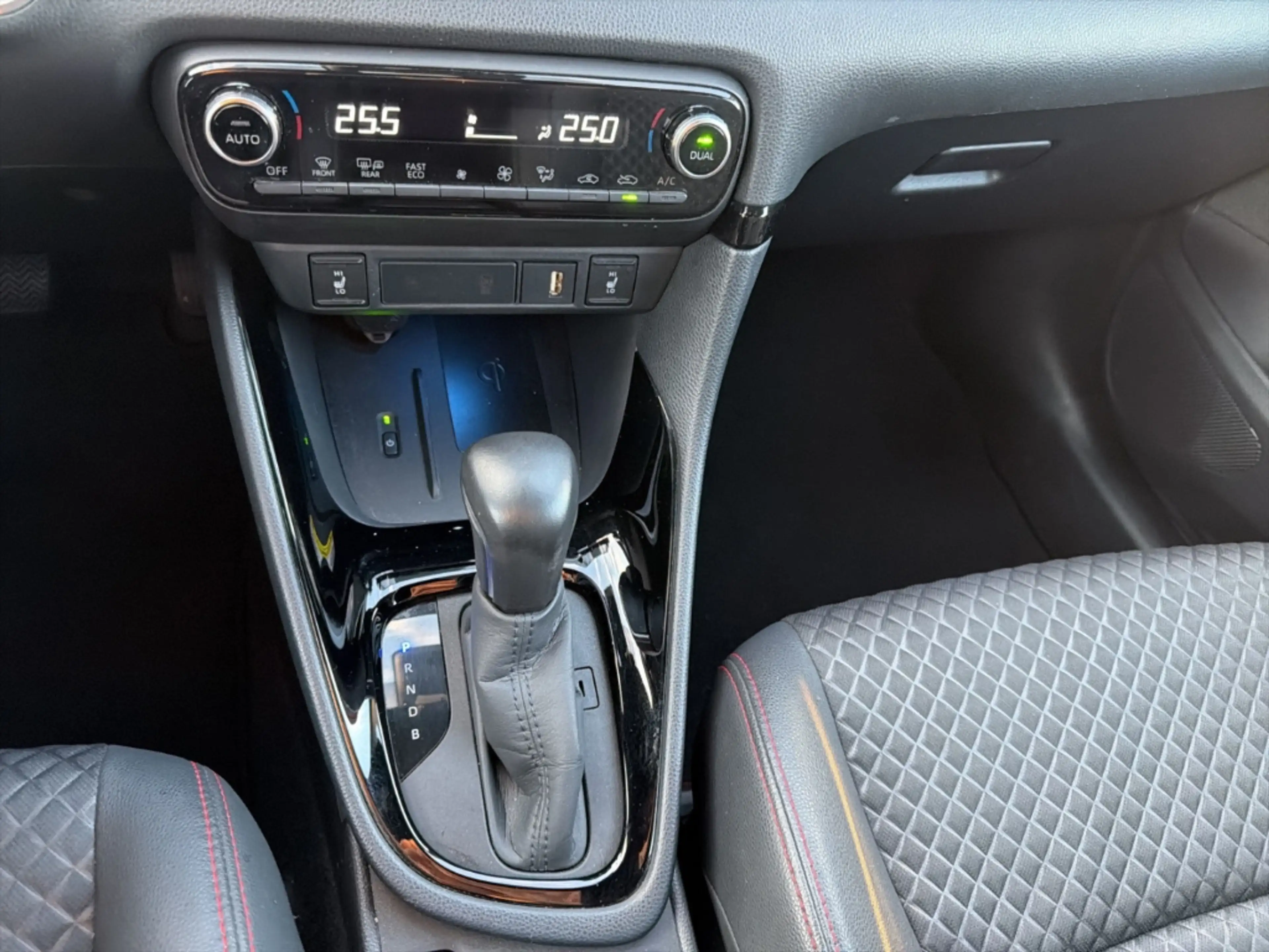Toyota Yaris Hybrid Tokyo Pop-Out HUD Navi Digitales Cockpit So — photo 15