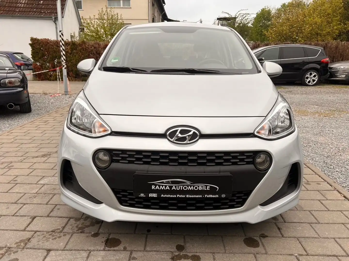 Hyundai i10 1.2 64/KW NAVI KLIMA SHZ LENKRADHEIZUNG TEMP Plateado - 2