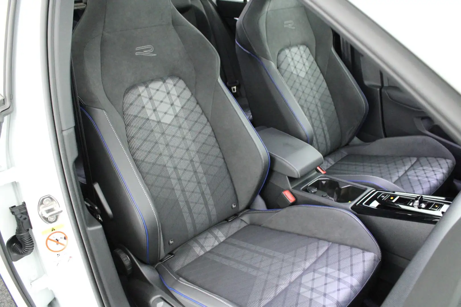 Volkswagen Golf 8.5 1.5 eTSI 116pk DSG R-Line Edition Camera Keyle Wit - 2