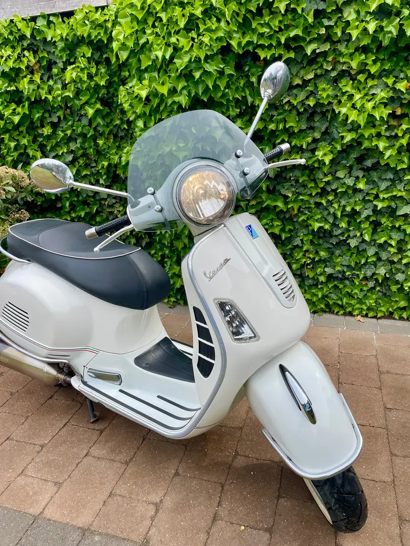 Vespa GTS 300 Wit - 1