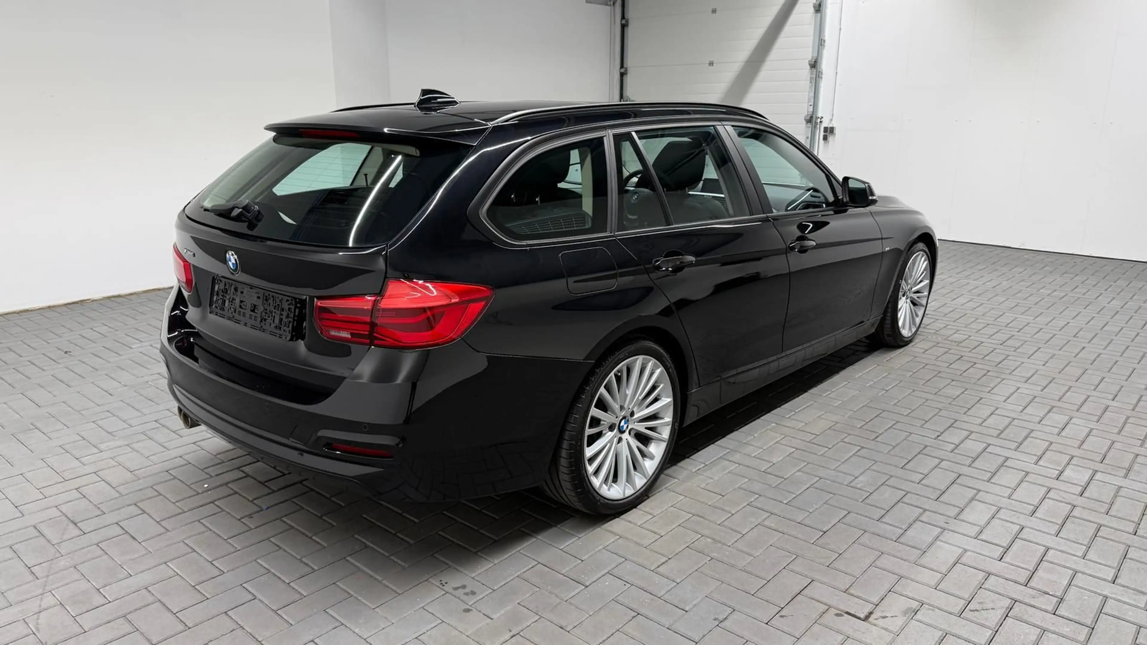 BMW 335 d Touring xDrive LED/Nav/Pano/HUD/AHK/SHZ/PDC — photo 5