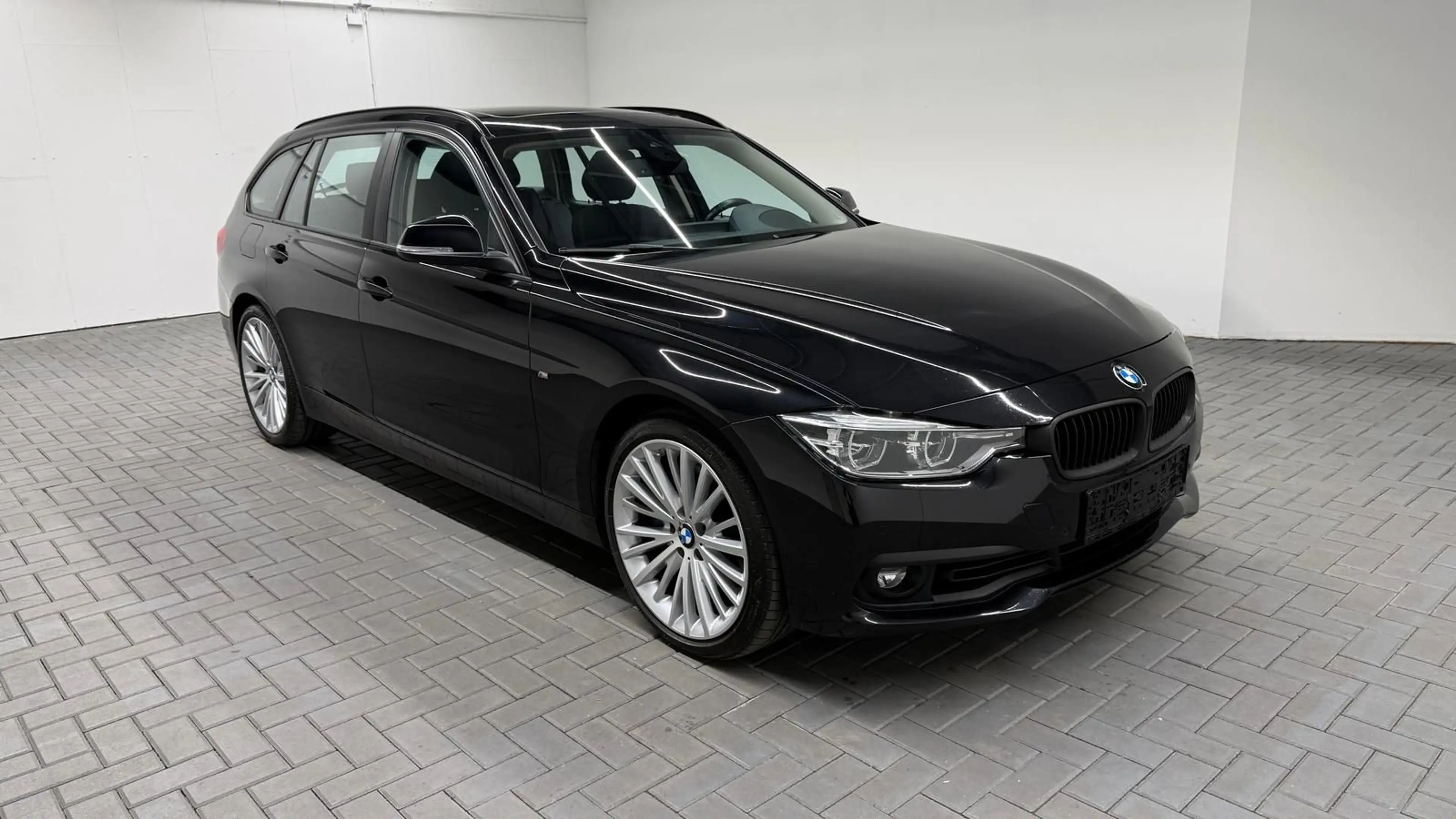 BMW 335 d Touring xDrive LED/Nav/Pano/HUD/AHK/SHZ/PDC — photo 9