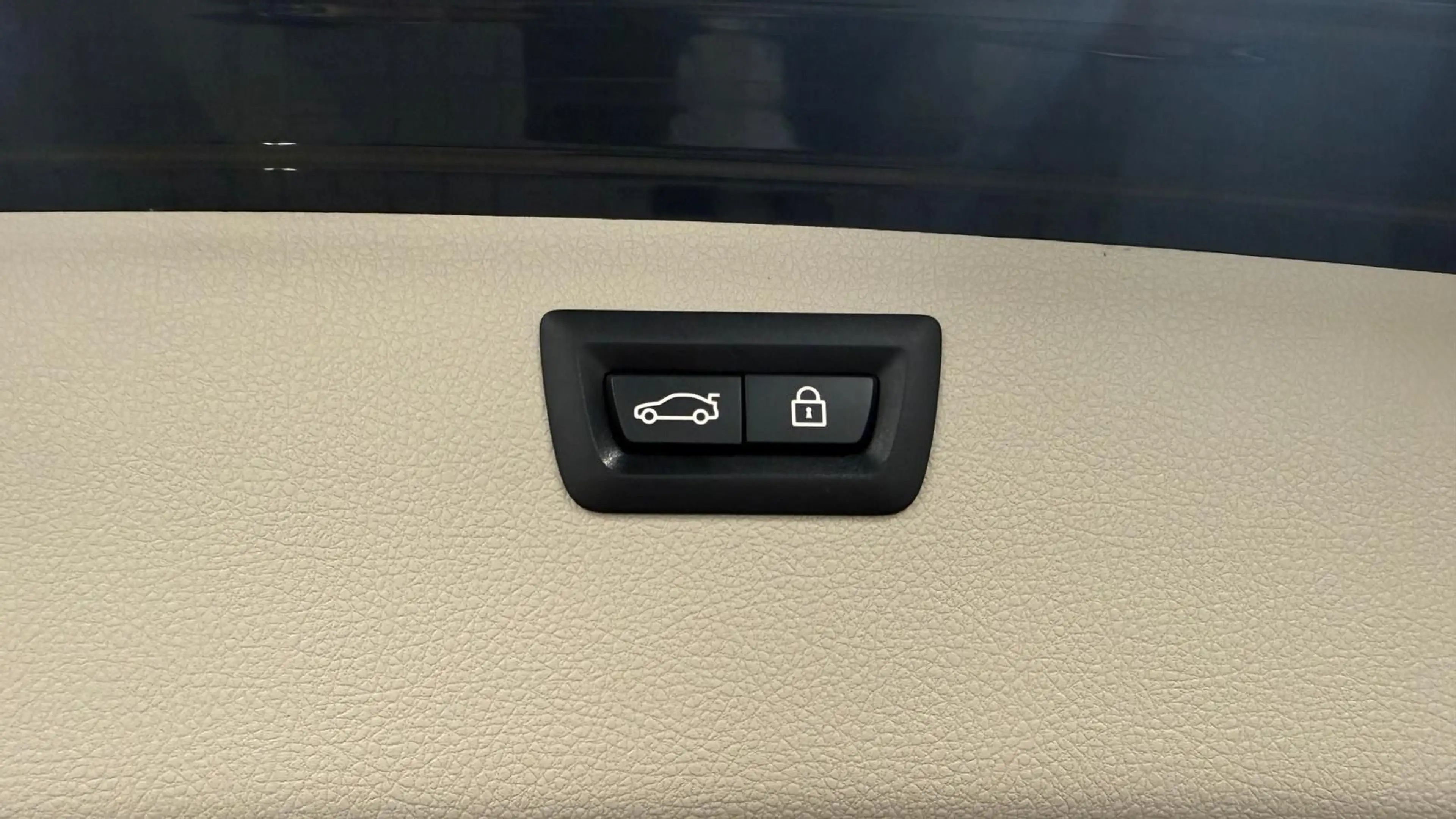 BMW 335 d Touring xDrive LED/Nav/Pano/HUD/AHK/SHZ/PDC — photo 6