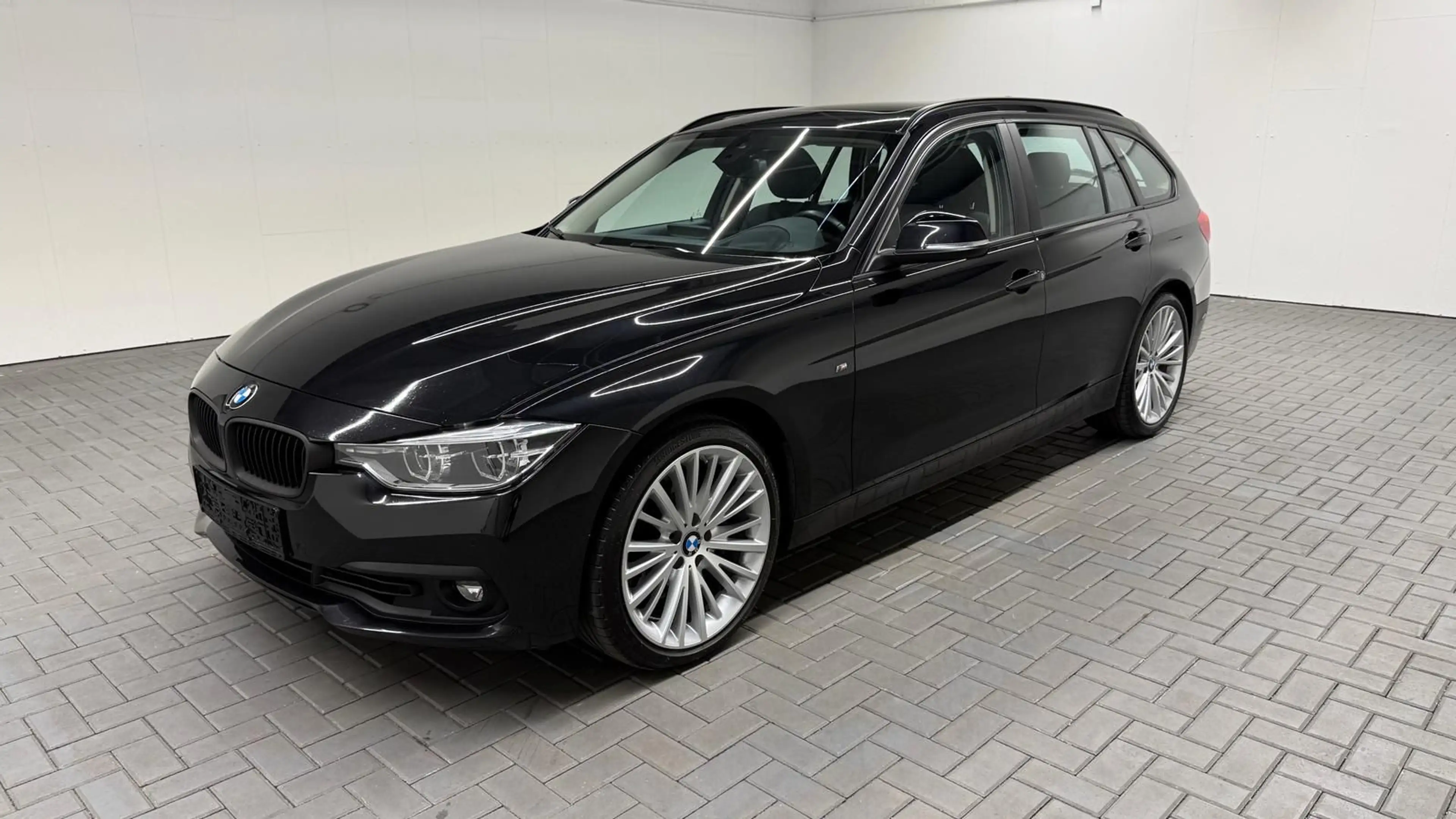 BMW 335 d Touring xDrive LED/Nav/Pano/HUD/AHK/SHZ/PDC
