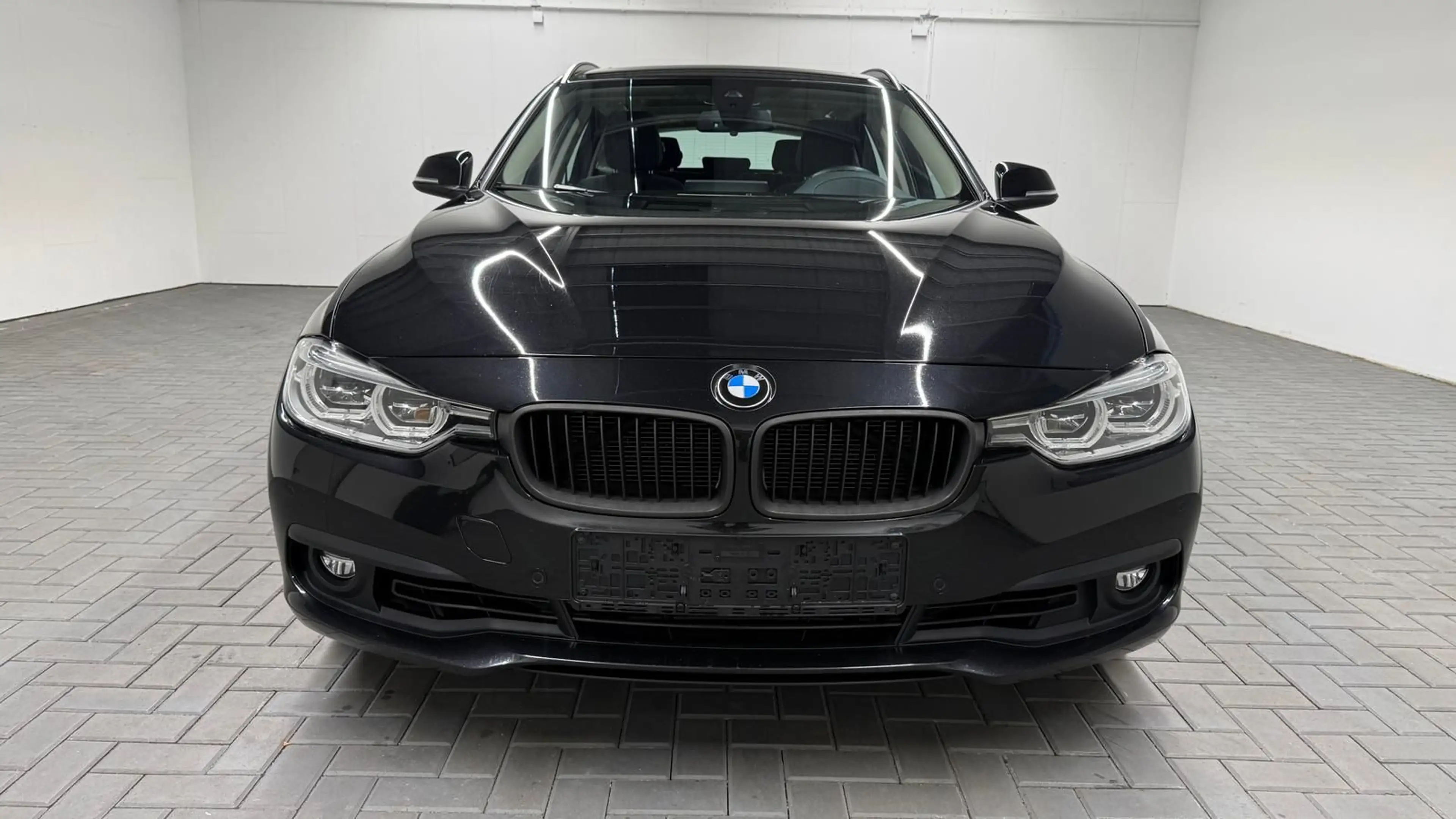 BMW 335 d Touring xDrive LED/Nav/Pano/HUD/AHK/SHZ/PDC — photo 8