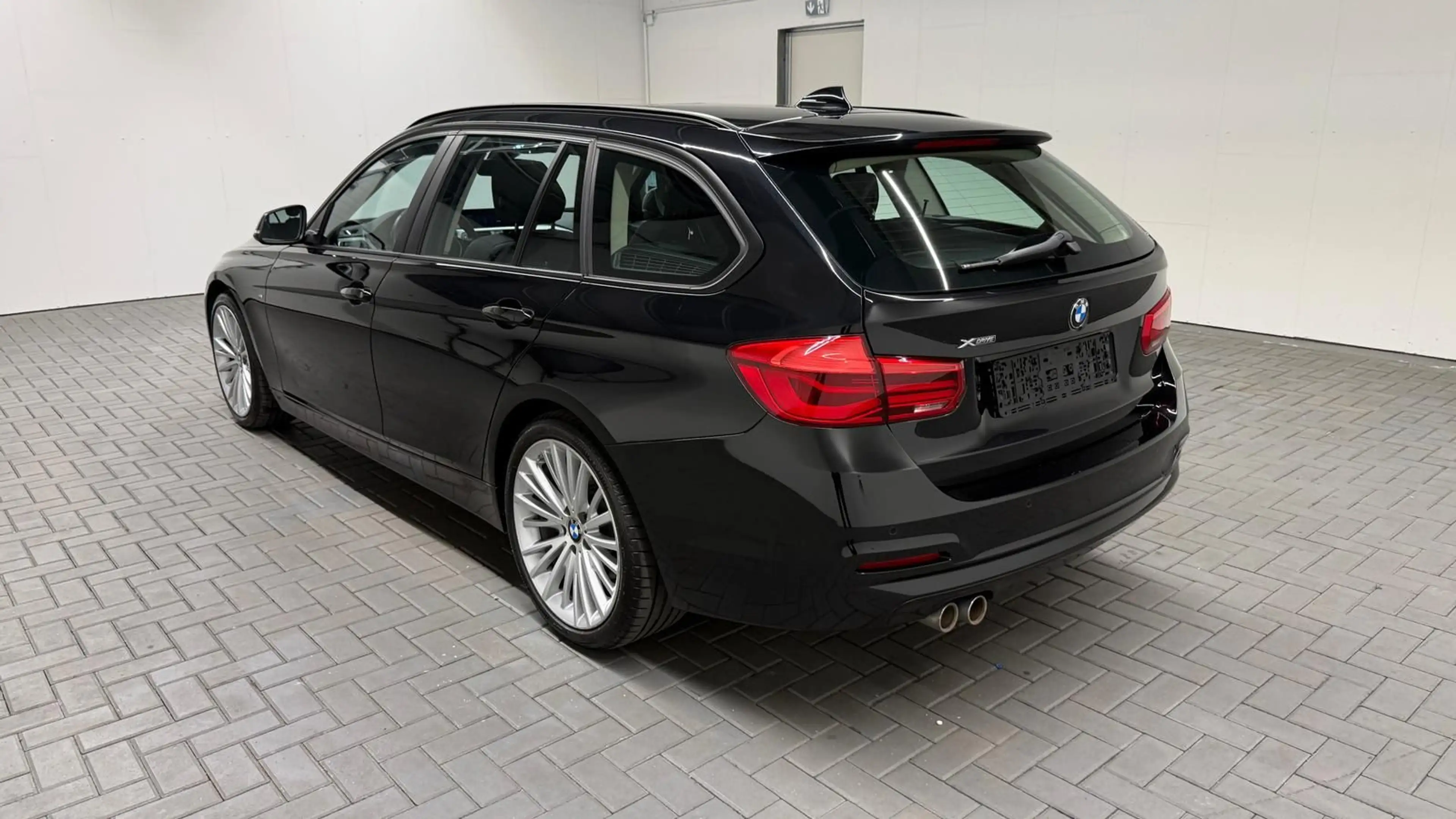 BMW 335 d Touring xDrive LED/Nav/Pano/HUD/AHK/SHZ/PDC — photo 3